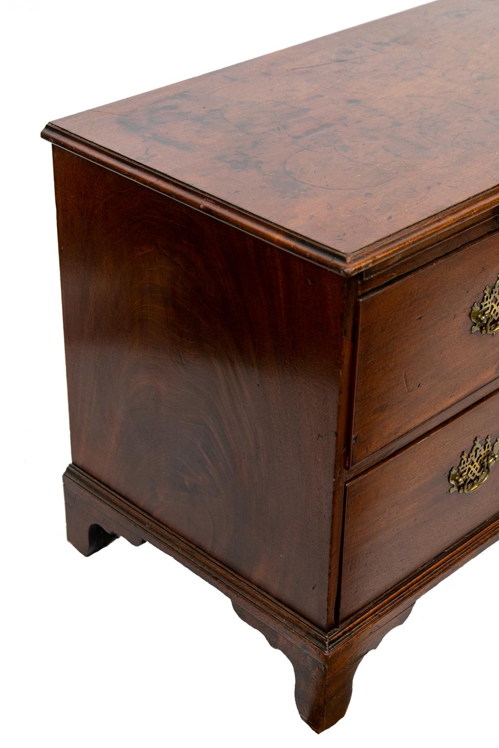 English Mahogany Two-Drawer Chest For Sale 7