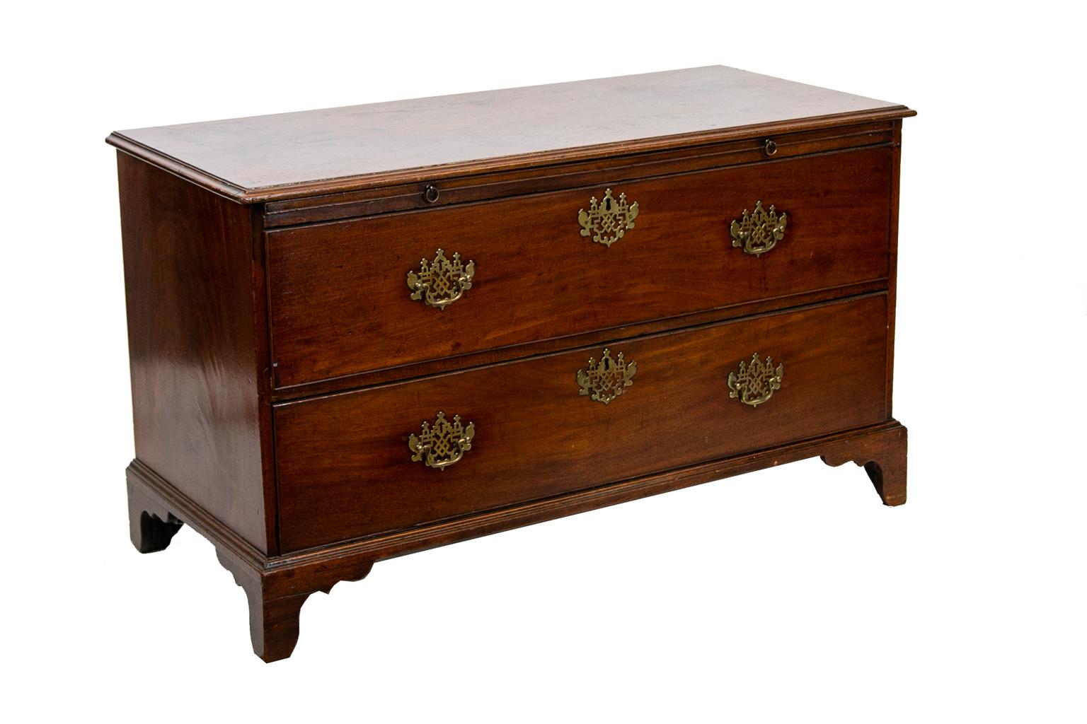 English Mahogany Two-Drawer Chest For Sale 1