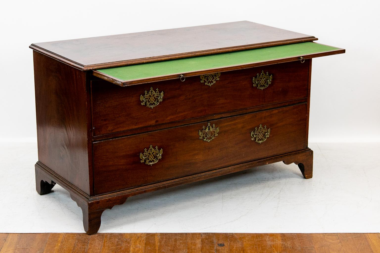 English Mahogany Two-Drawer Chest For Sale 3