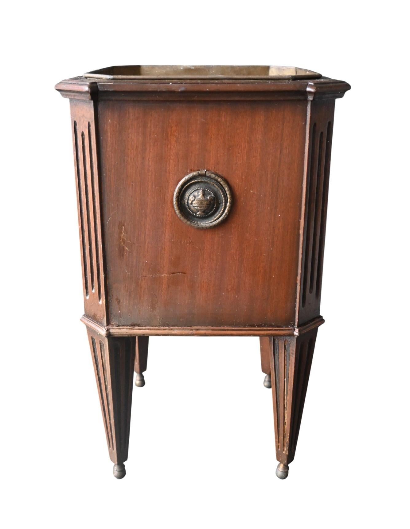 Regency Secchiello da vino in mogano inglese, inizio XIX secolo, con rivestimento in ottone in vendita