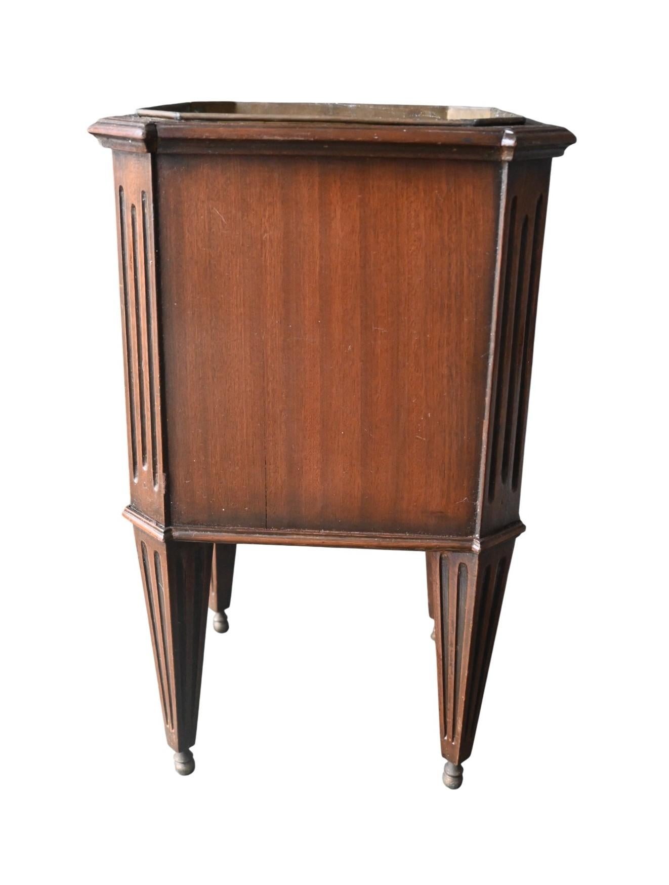 Inglese Secchiello da vino in mogano inglese, inizio XIX secolo, con rivestimento in ottone in vendita