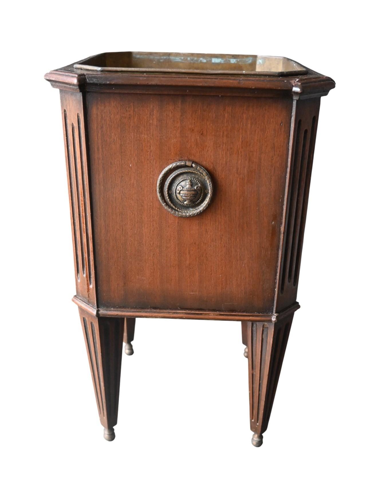 Secchiello da vino in mogano inglese, inizio XIX secolo, con rivestimento in ottone In condizioni buone in vendita a Bilzen, BE