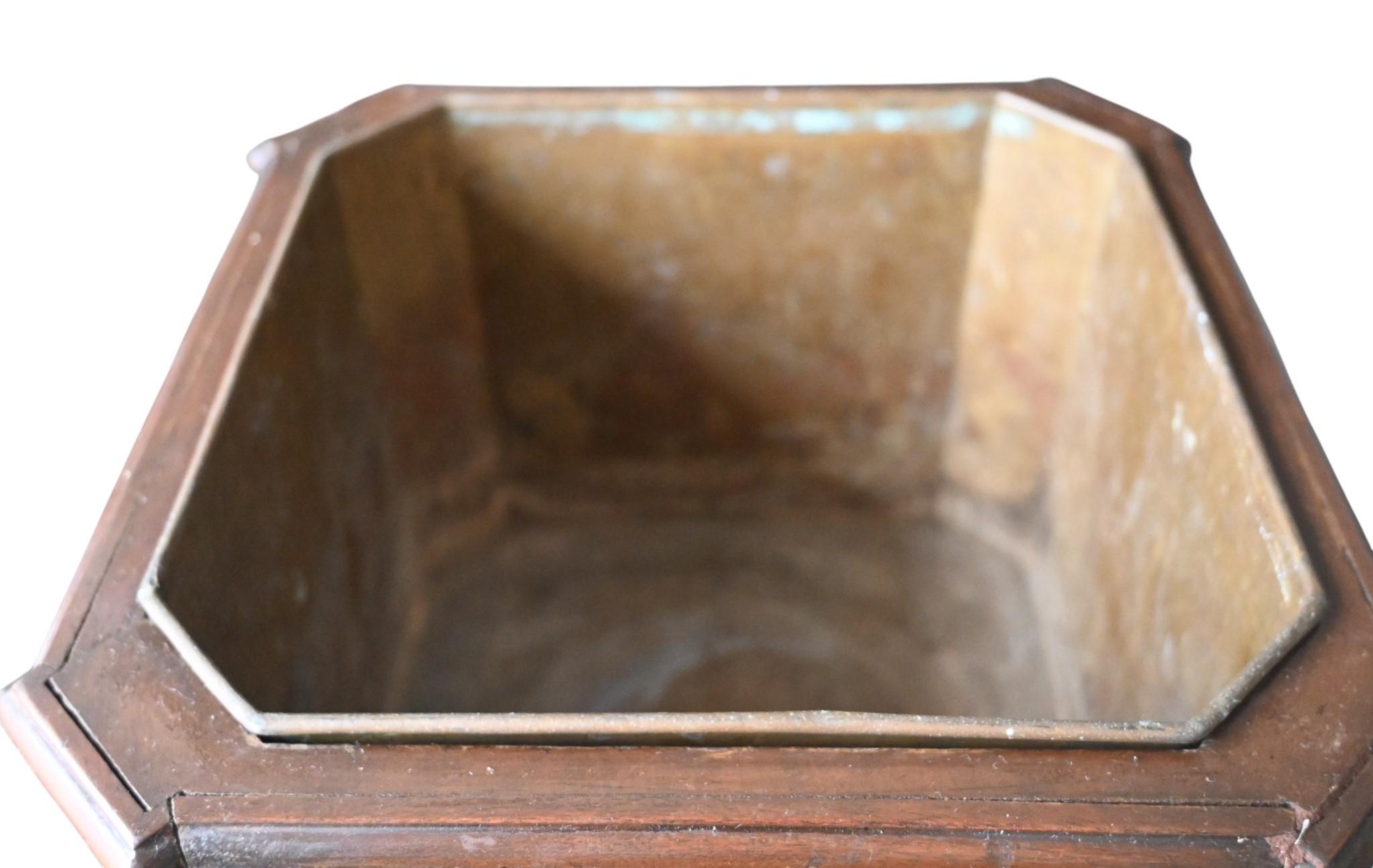 Secchiello da vino in mogano inglese, inizio XIX secolo, con rivestimento in ottone in vendita 2