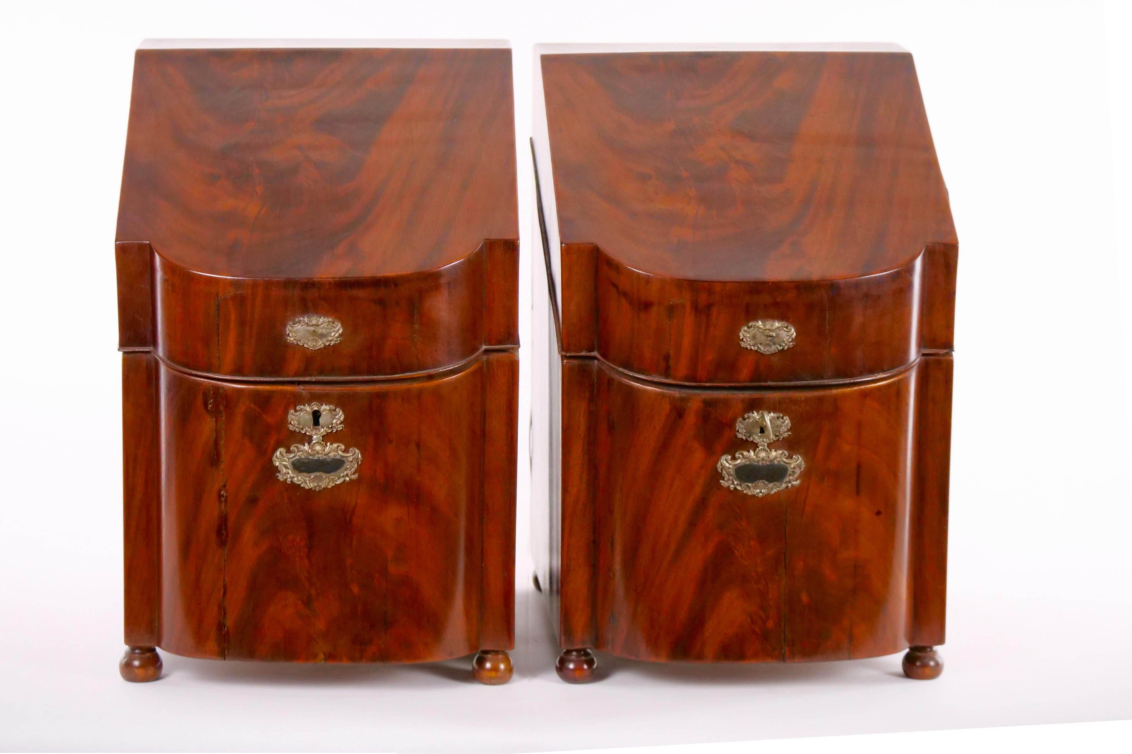 English mahogany wood Victorian style footed campaign cellarette / storage boxes. Impressive proportion and of a quality finish and appearance, displays a desirable aged patina and in good order with age appropriate wear consistent with use. Minor