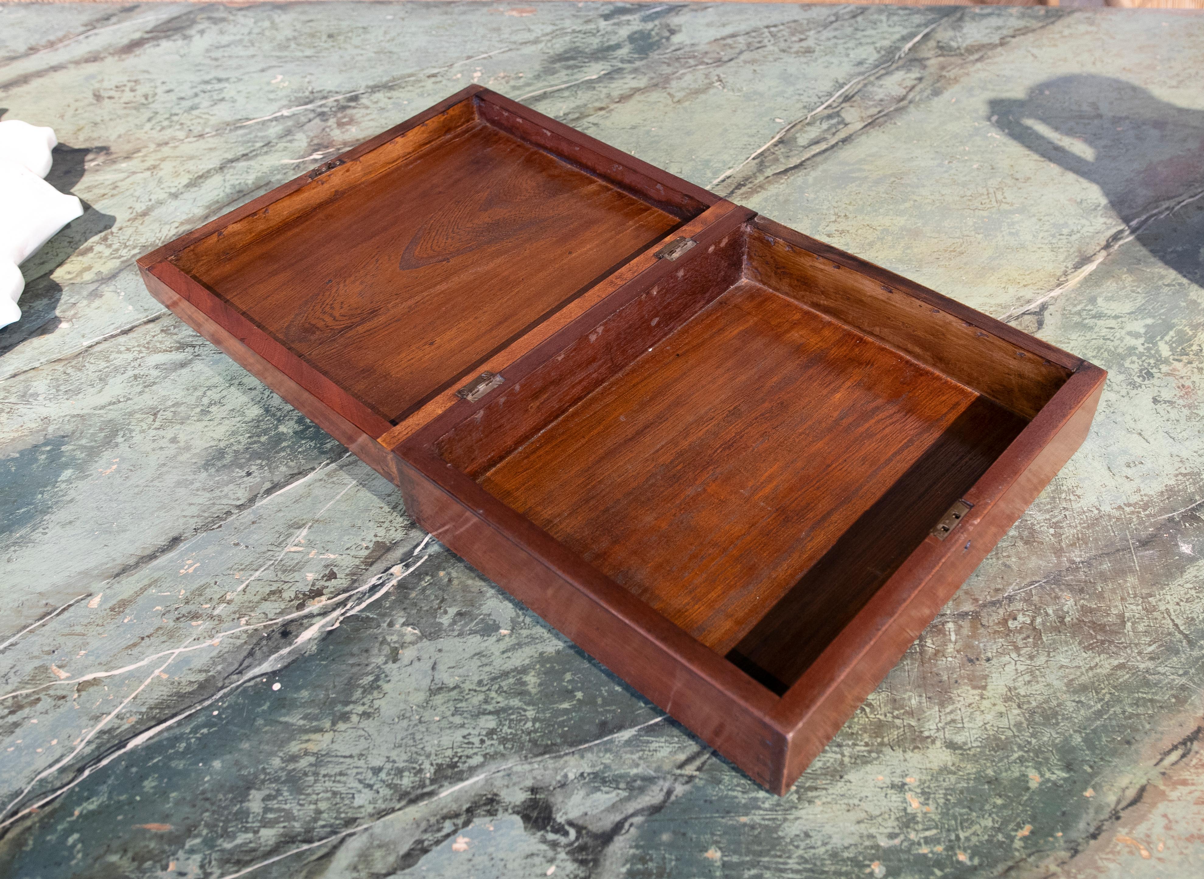 English Mahogany Wooden Box with Lid and Lock In Good Condition For Sale In Marbella, ES