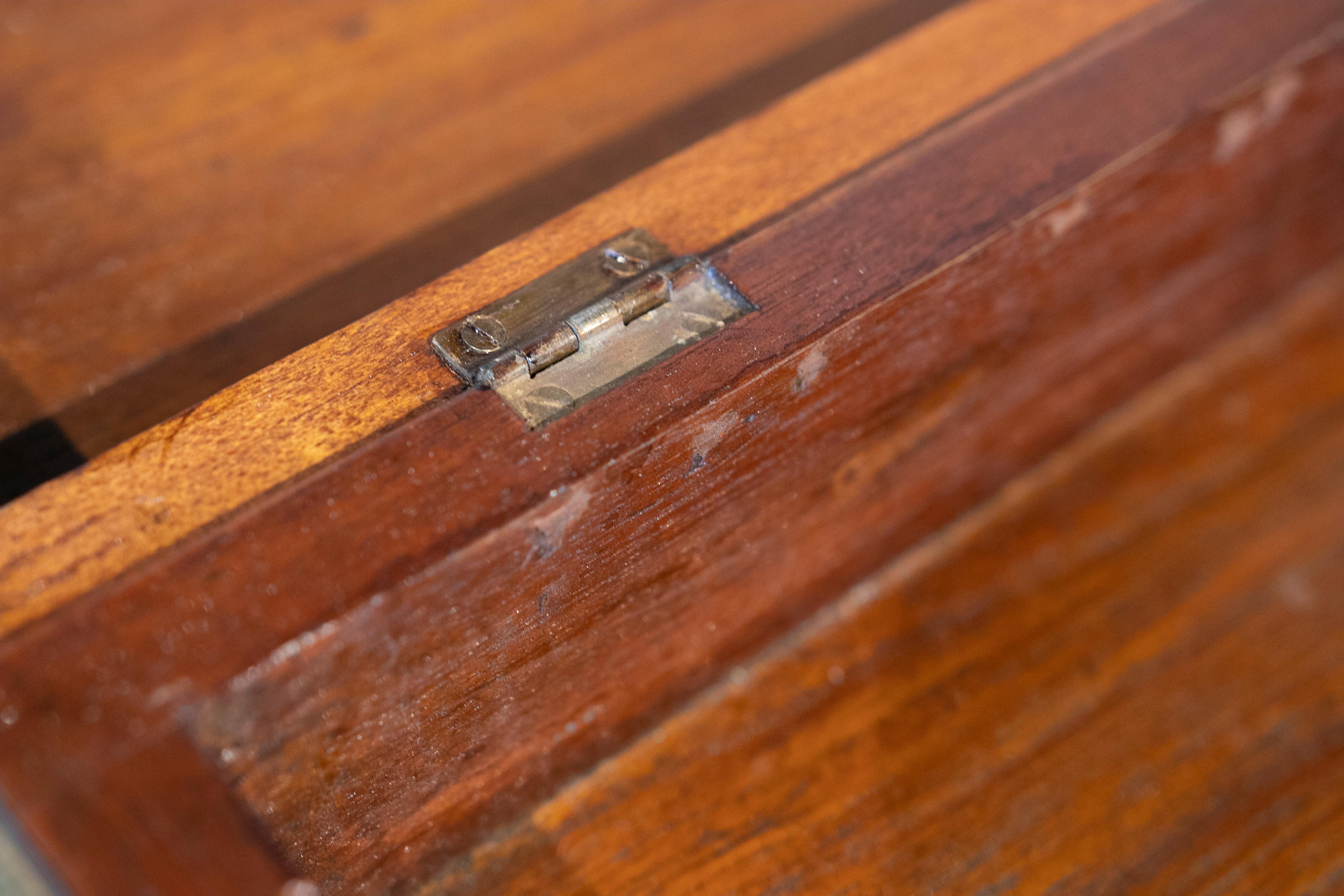 English Mahogany Wooden Box with Lid and Lock For Sale 1