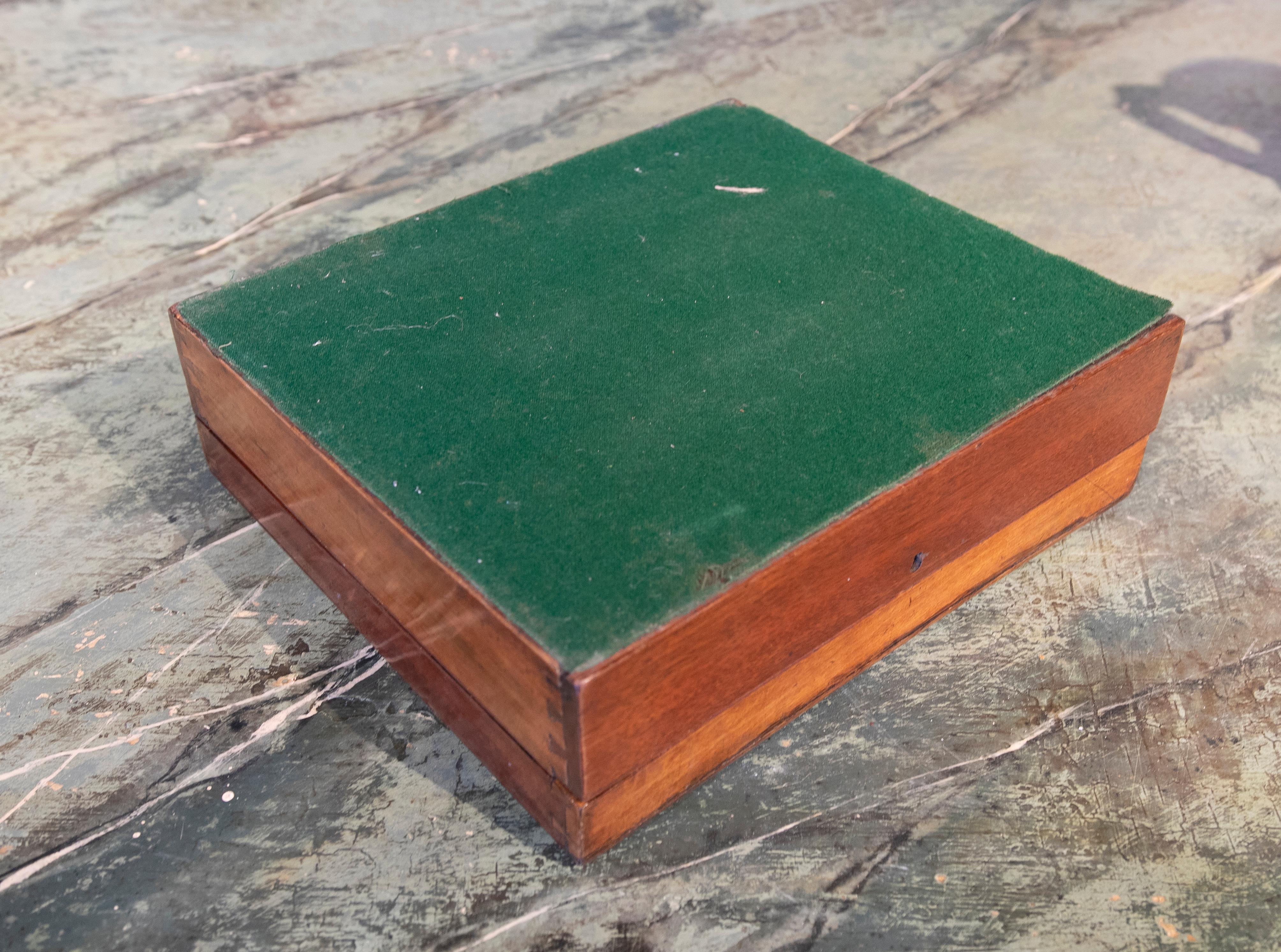 Boîte en bois d'acajou anglaise avec couvercle et serrure en vente 1