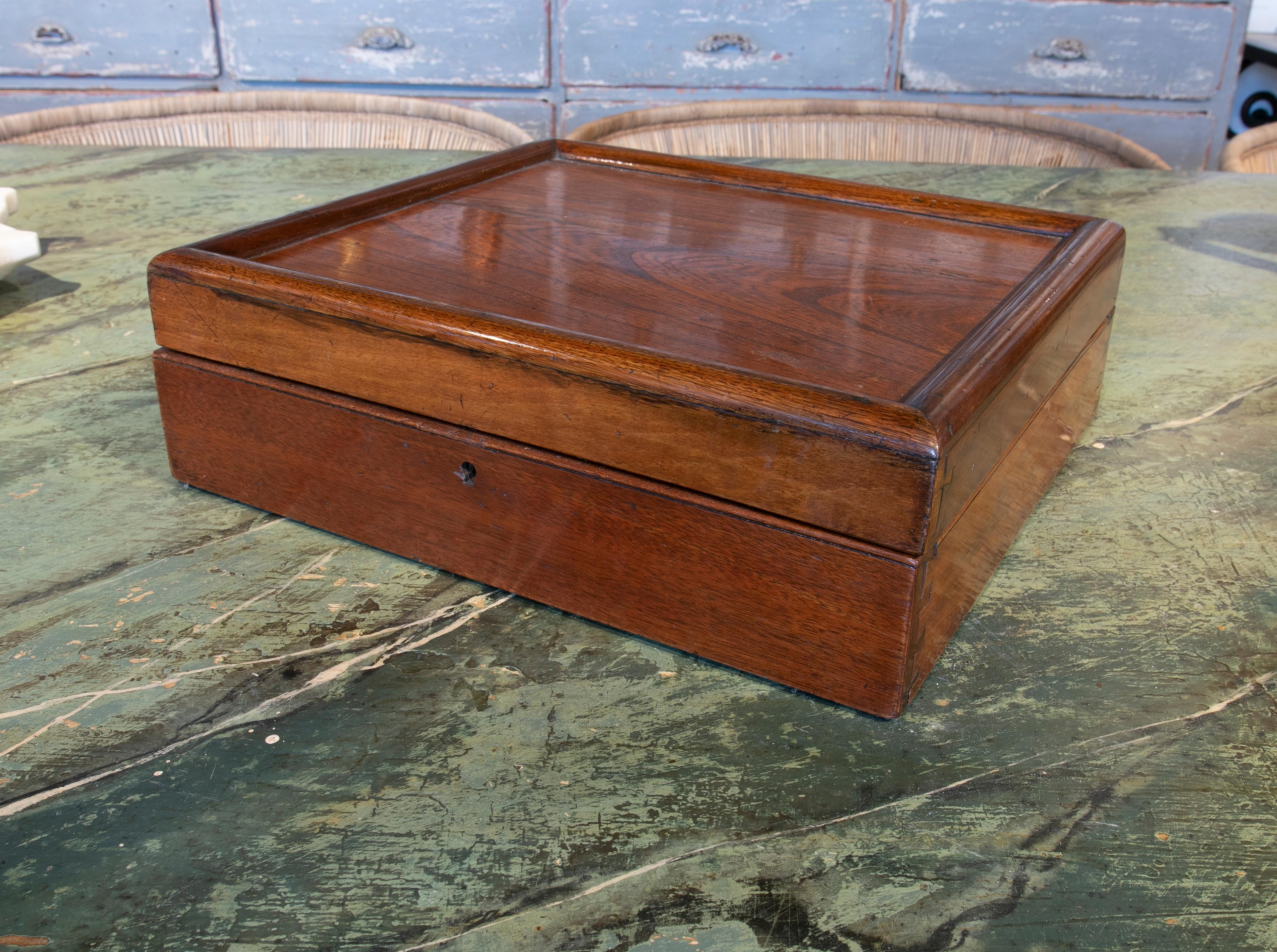 English Mahogany Wooden Box with Lid and Lock For Sale 6