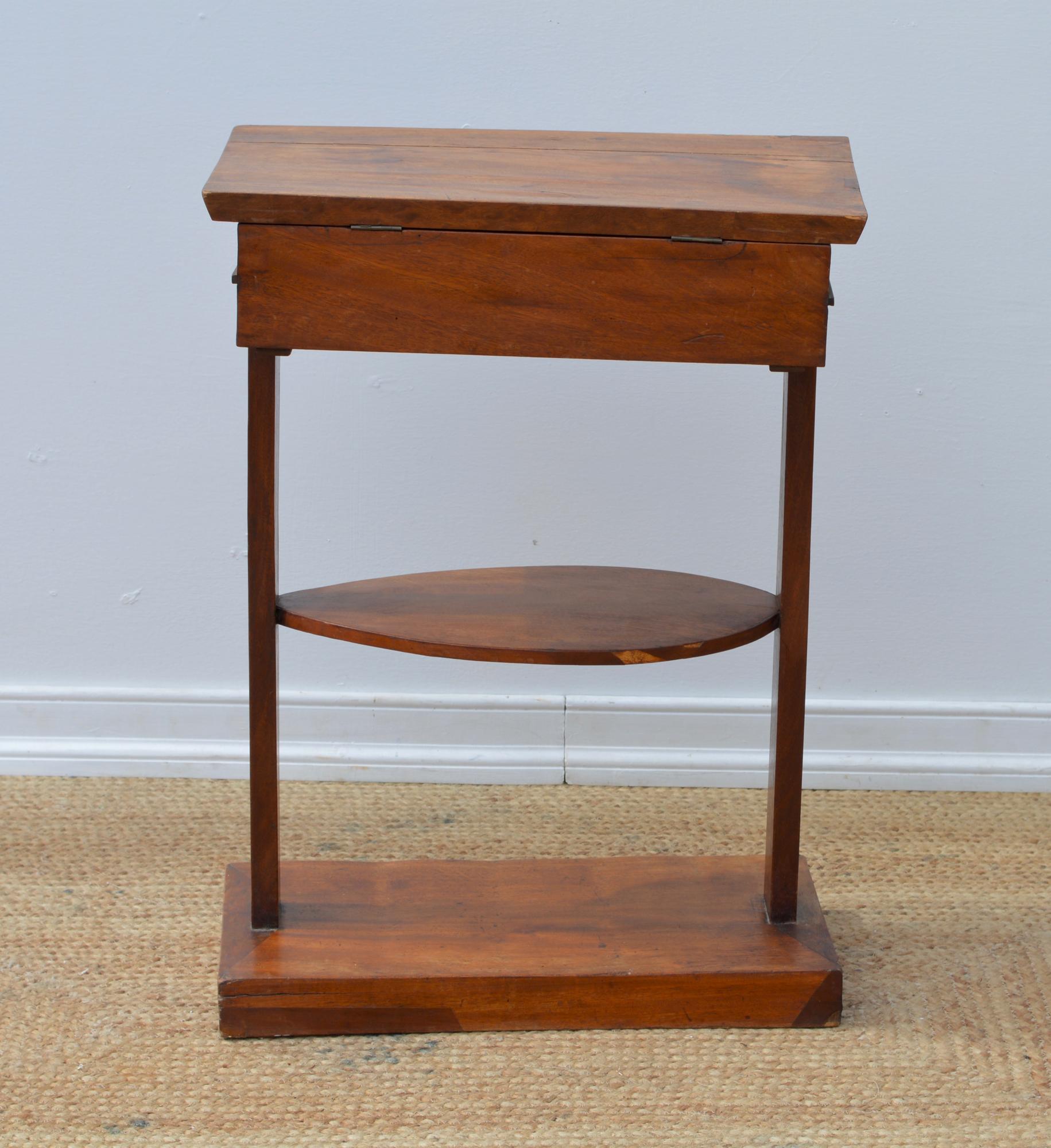 English Mahogany Writing Stand in the Neoclassical Taste In Fair Condition For Sale In Charlottesville, VA