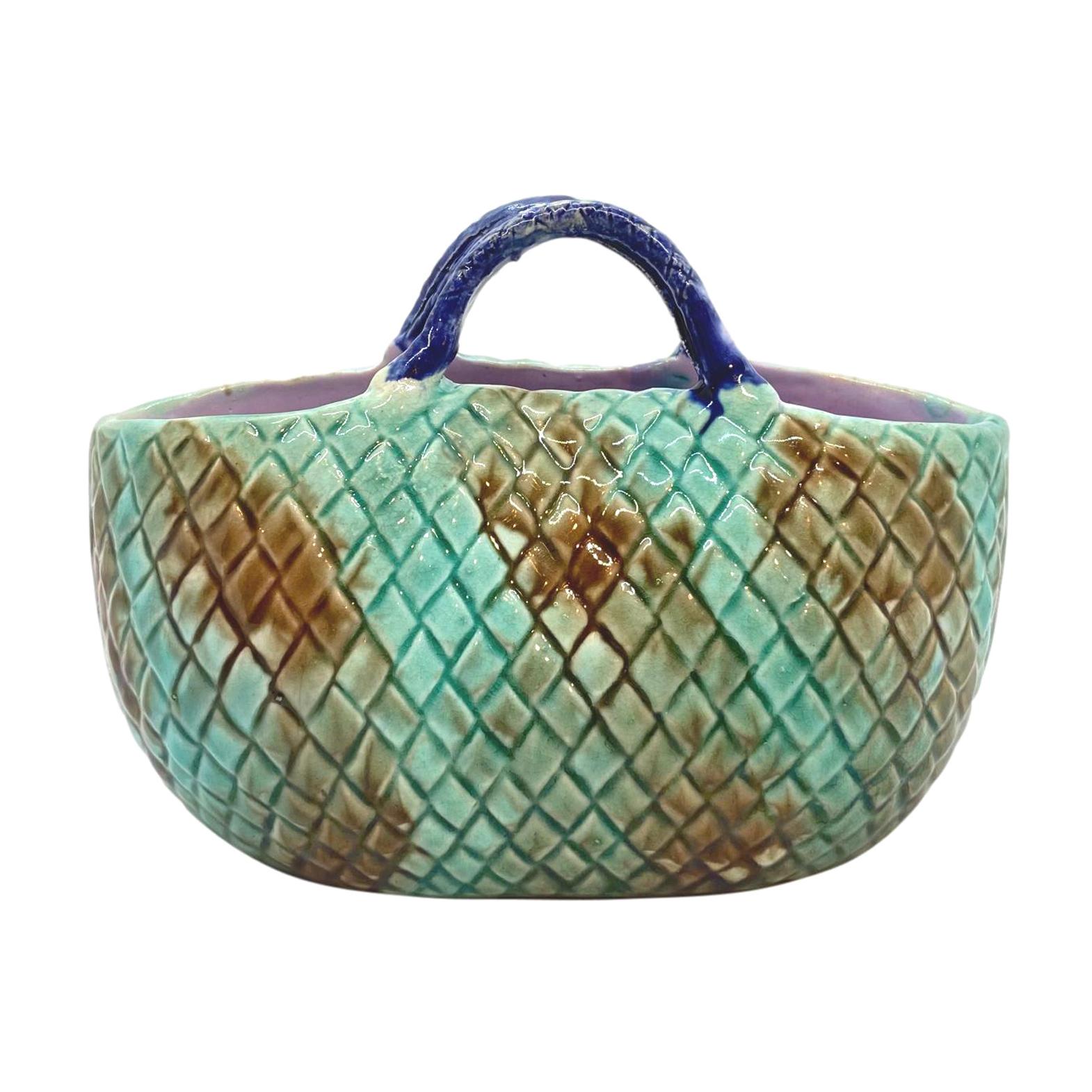 Cesta inglesa de mayólica verde moteada con asa de cobalto e interior de lavanda, ca. 1875