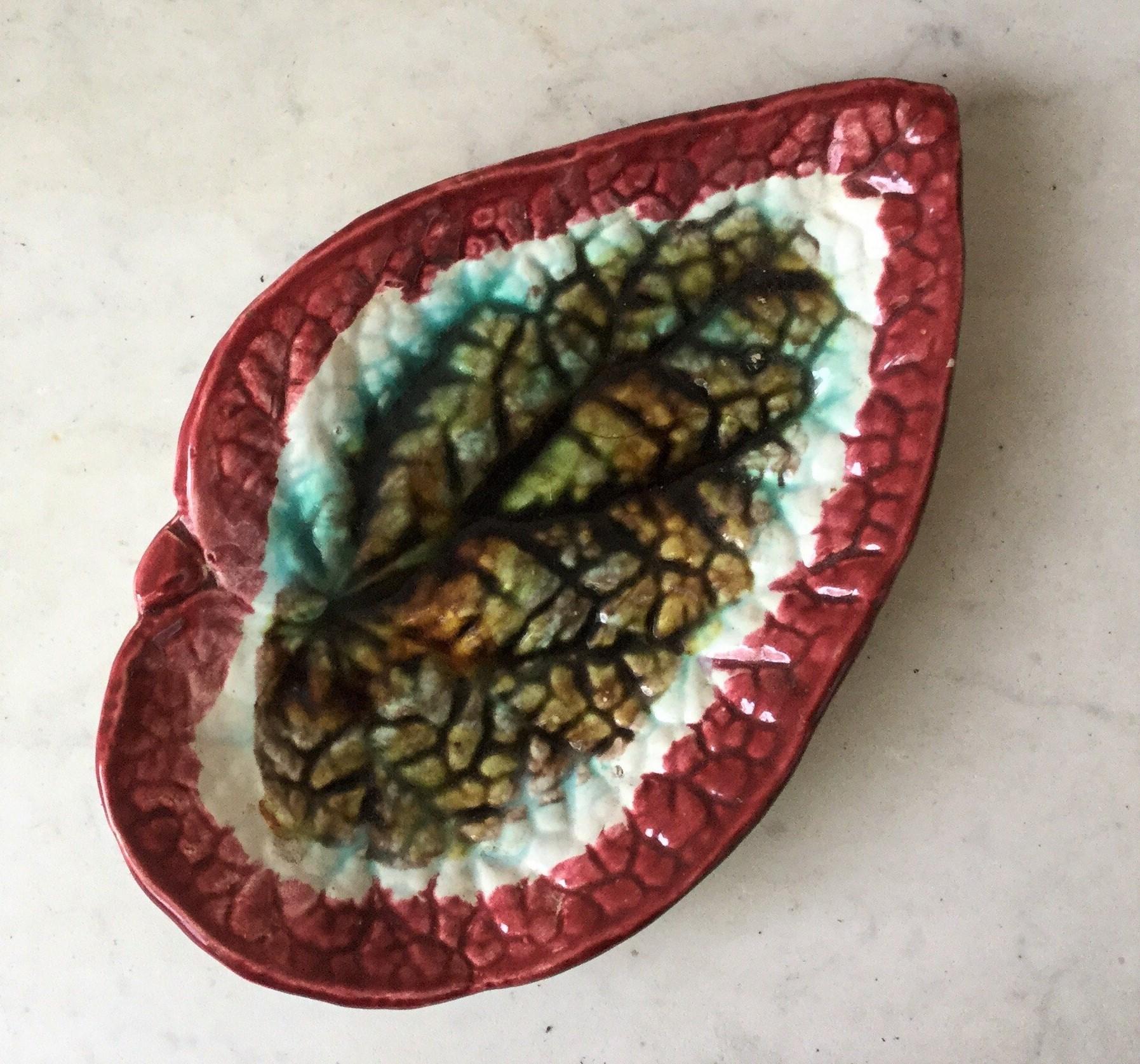 English Majolica Begonia Leaves Dish, circa 1890 In Good Condition In Austin, TX