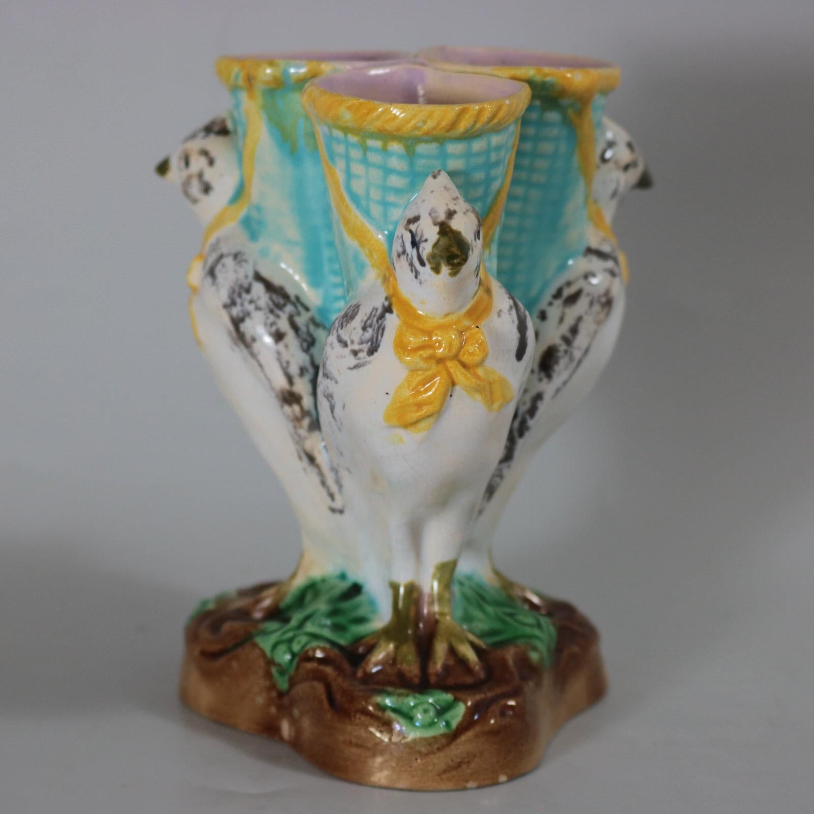 Vaso inglese in maiolica con uccello a tripla gola In condizioni buone in vendita a Chelmsford, Essex
