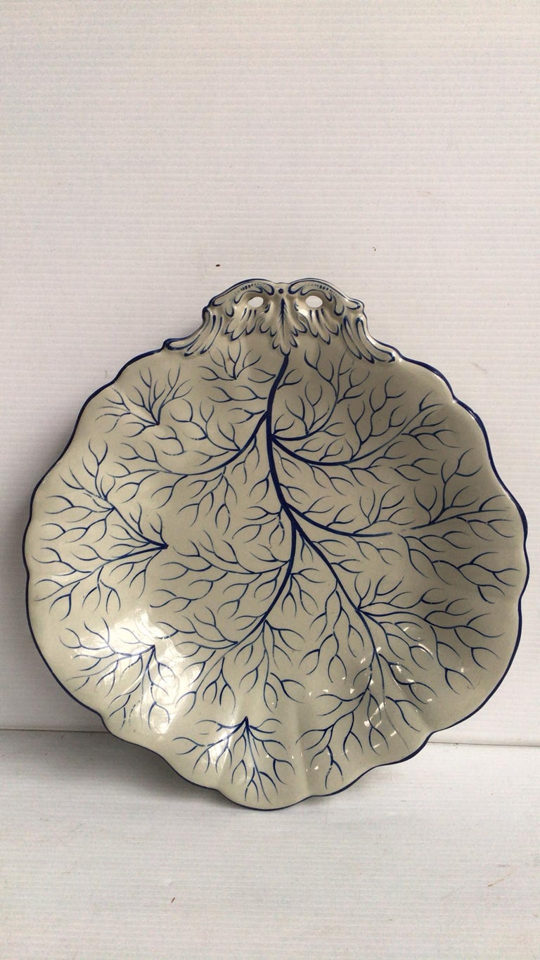 English Majolica blue and white platter, circa 1890.
Painted branches.
Measures: length 9.7 inches on 9, height 1.5 inches.