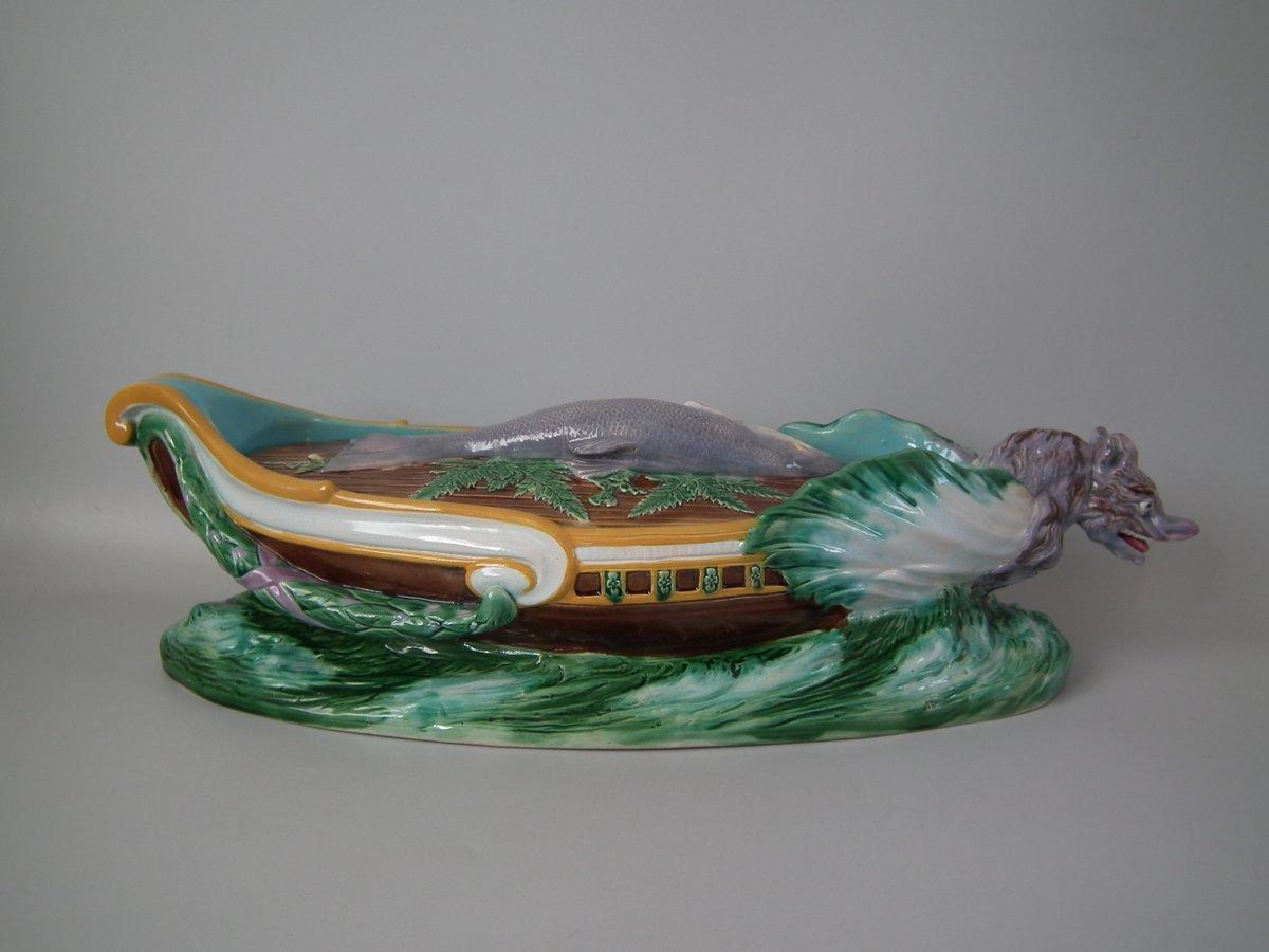 English Majolica Boat Tureen with Fish Cover For Sale 7