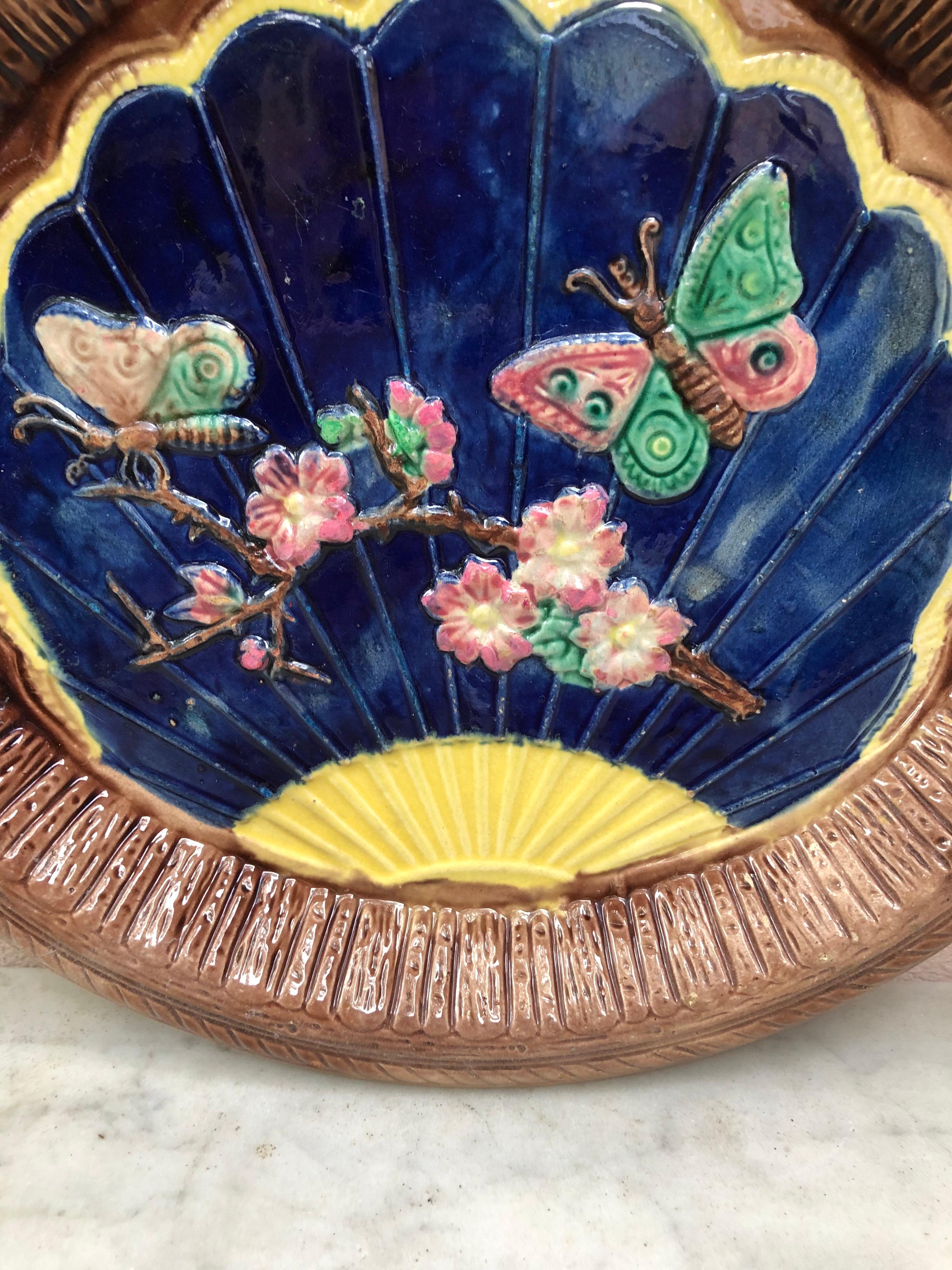 Piatto di maiolica inglese vittoriano con farfalle del 1890 circa.