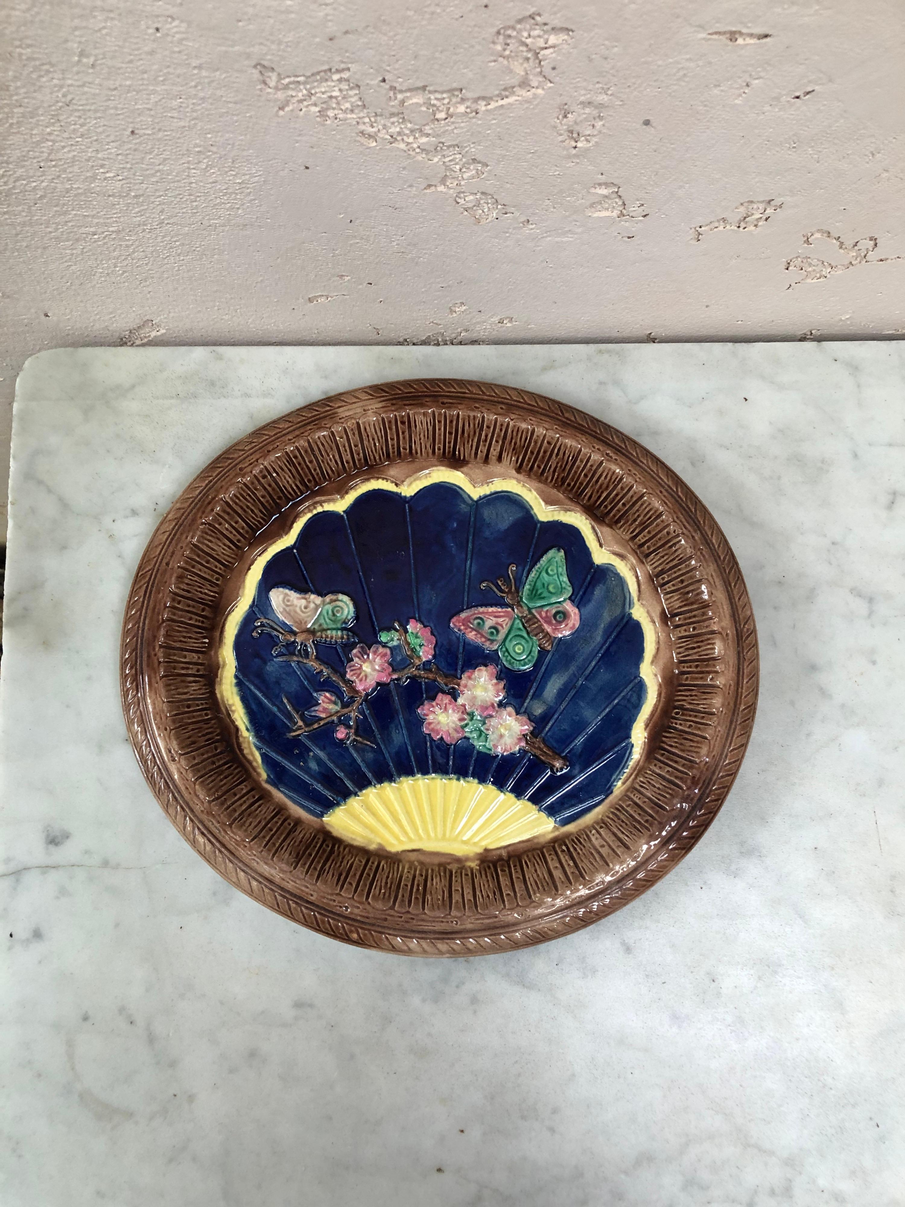 Piatto in maiolica inglese Butterflies Circa 1890 In condizioni buone in vendita a Austin, TX