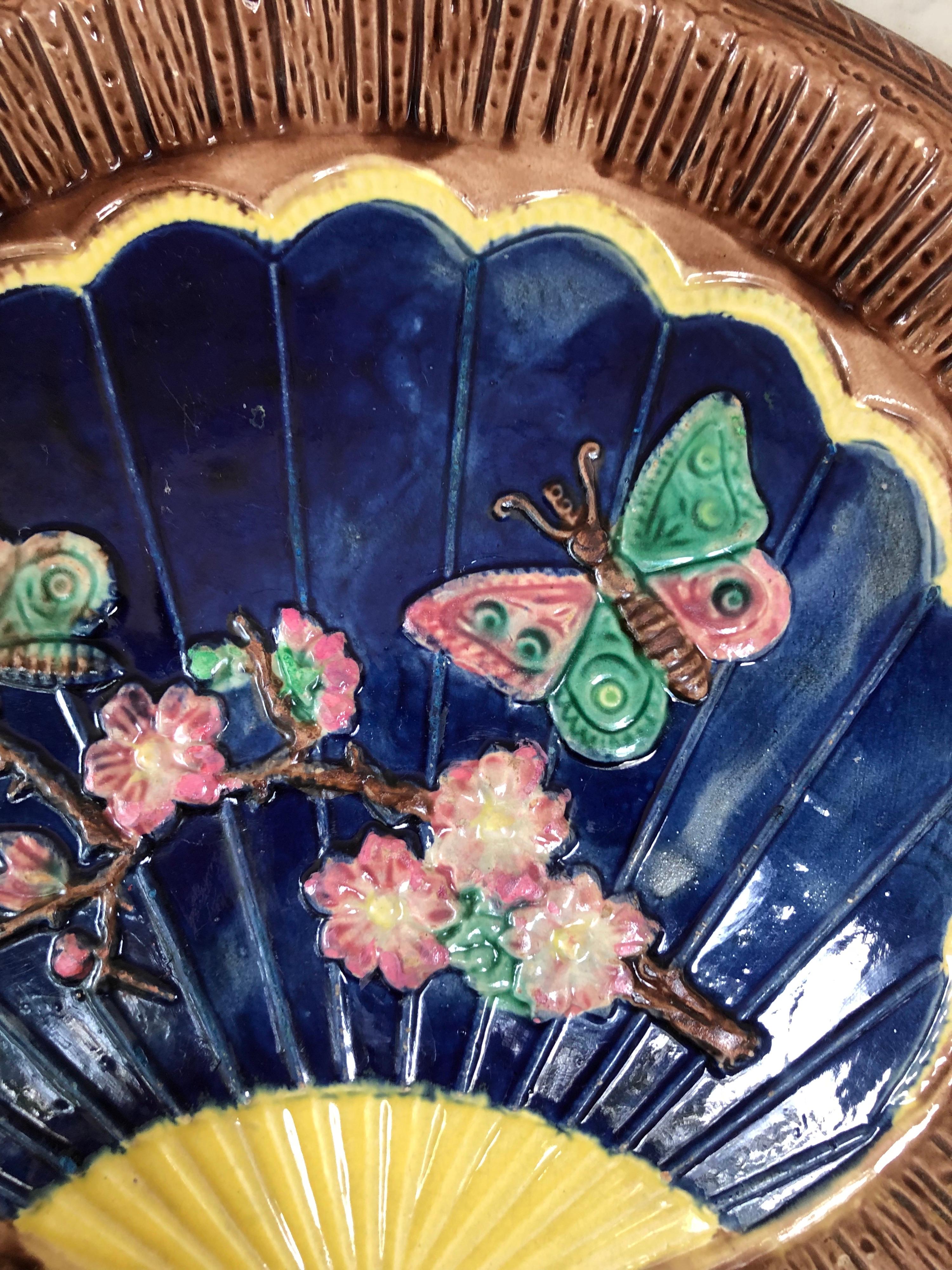 Piatto in maiolica inglese Butterflies Circa 1890 in vendita 1