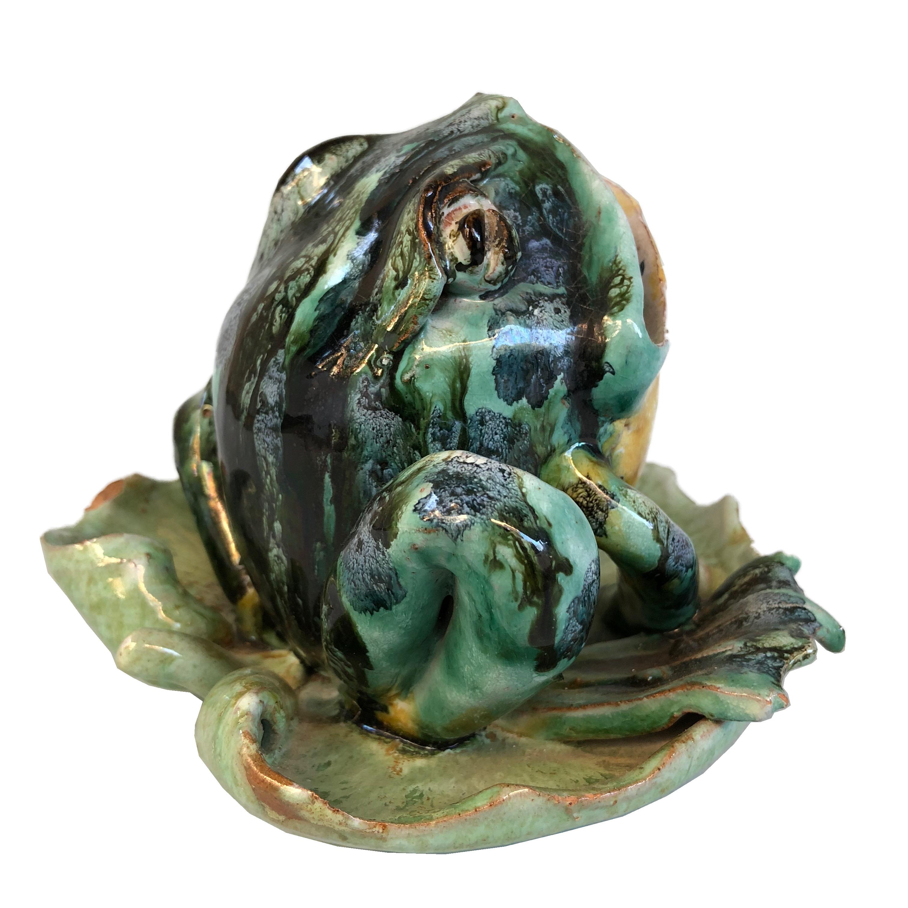 English Majolica Ceramic Frog Seated on a Leaf, circa 1900 In Good Condition In Rome, IT