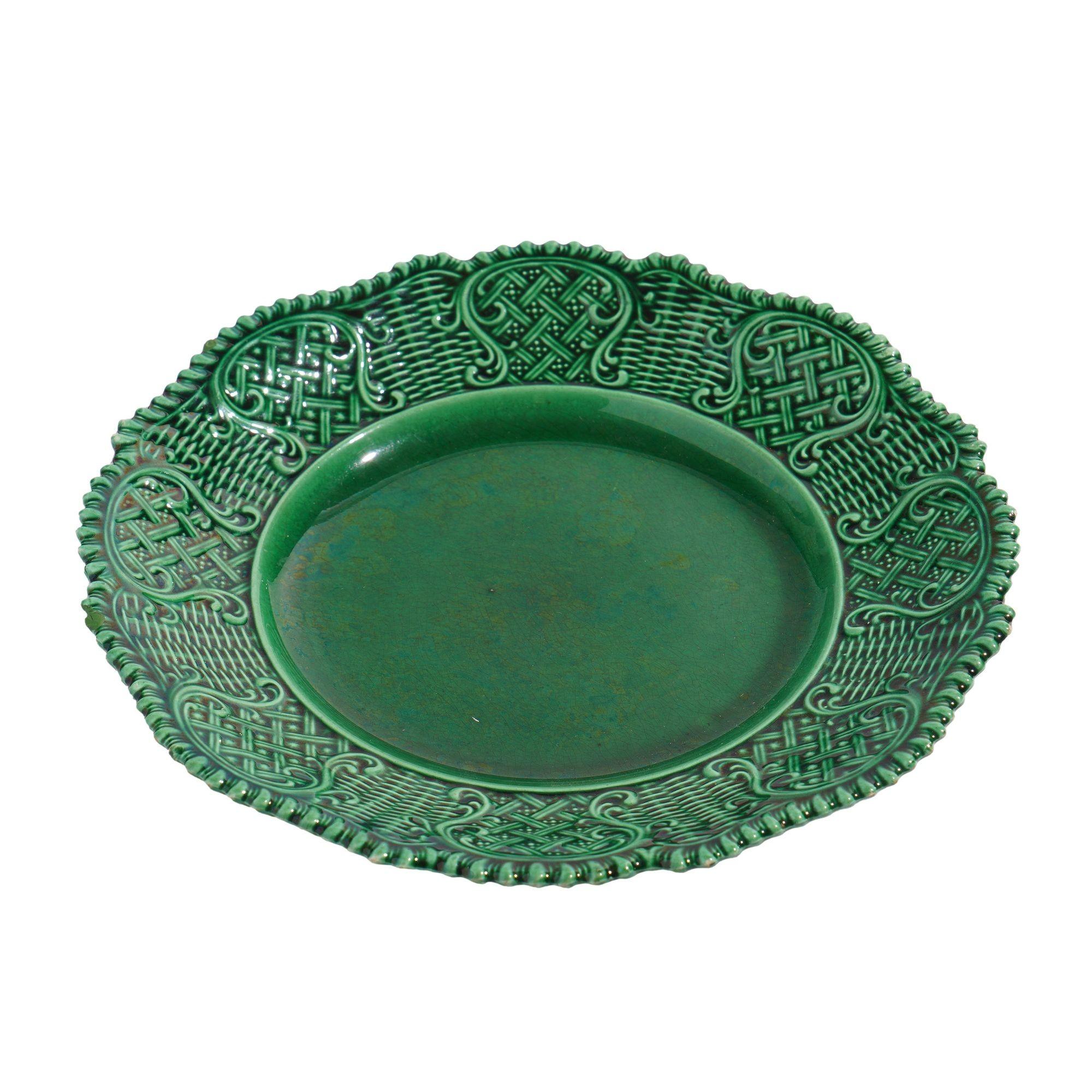 Assiette à dessert en faïence verte avec bordure traditionnelle en tresse de panier.
Angleterre, C.I.C.

Dimensions : 9