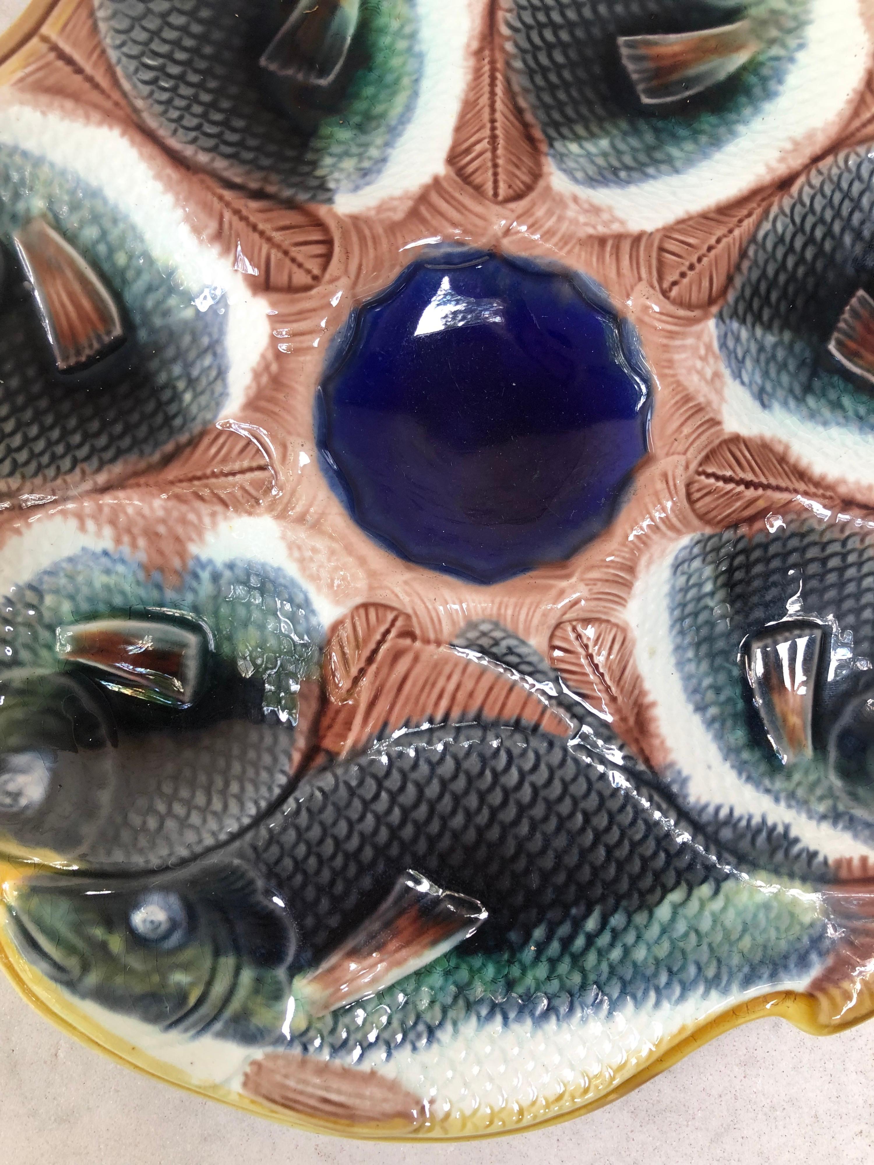 English Majolica Fish Heads Oyster Plate, circa 1890 In Good Condition In Austin, TX