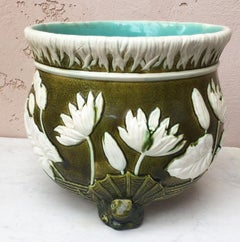 Wardle Majolica inglese con rana e ninfee Jardiniere Wardle, circa 1871