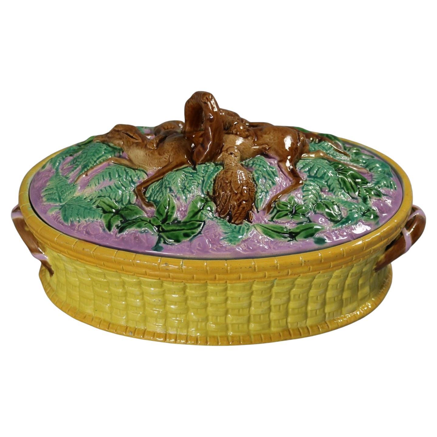 Piatto da gioco in maiolica inglese, coperchio e portauovo