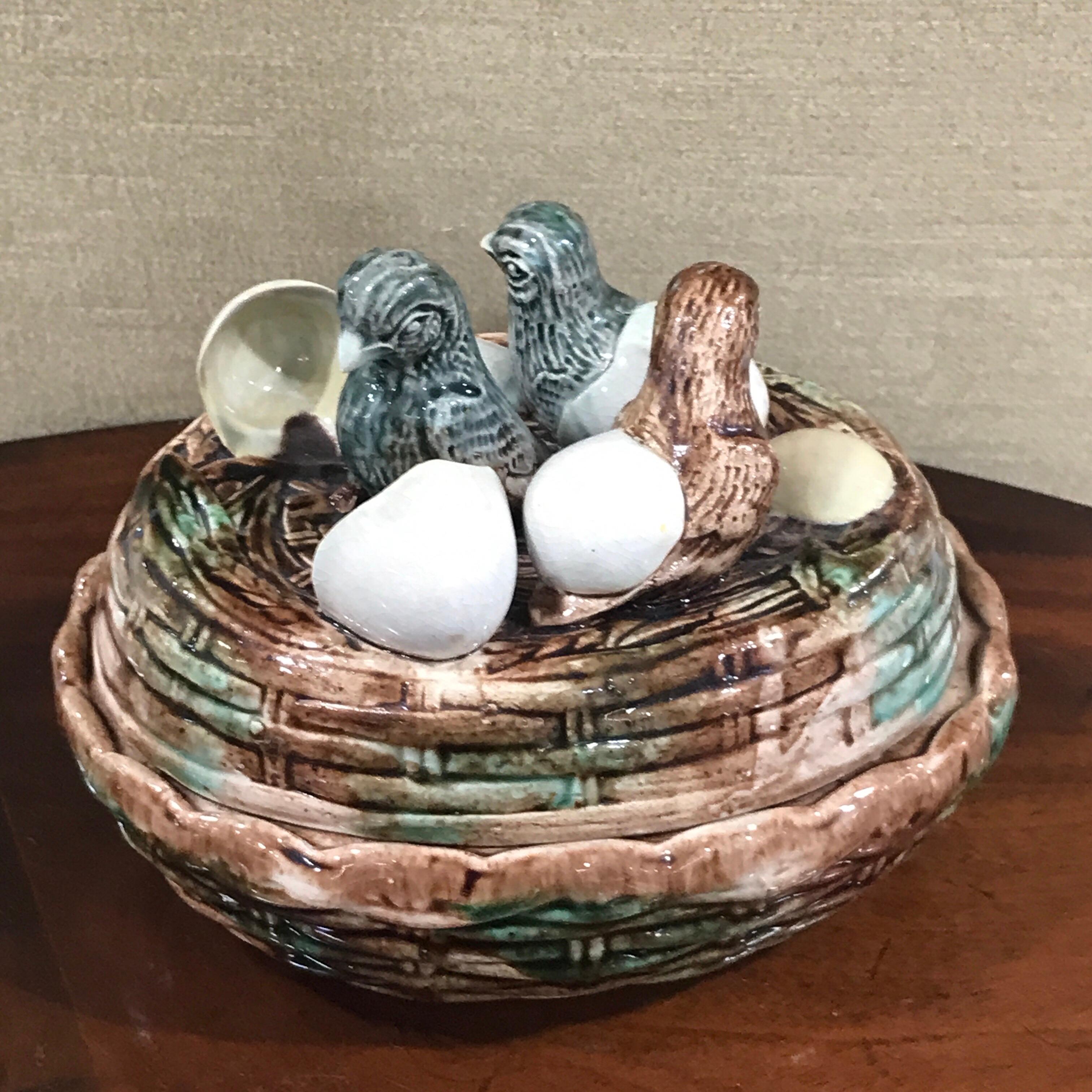 English Majolica Game Dish, Hatchlings on Nest In Good Condition For Sale In Atlanta, GA