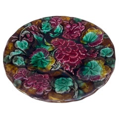 Assiette anglaise en majolique représentant un géranium, vers 1880