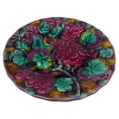 Assiette anglaise en majolique représentant un géranium, vers 1880