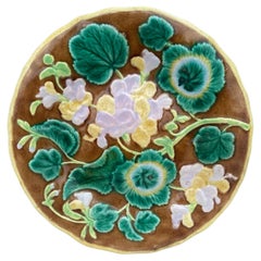 Assiette à géraniums en majolique anglaise, vers 1880