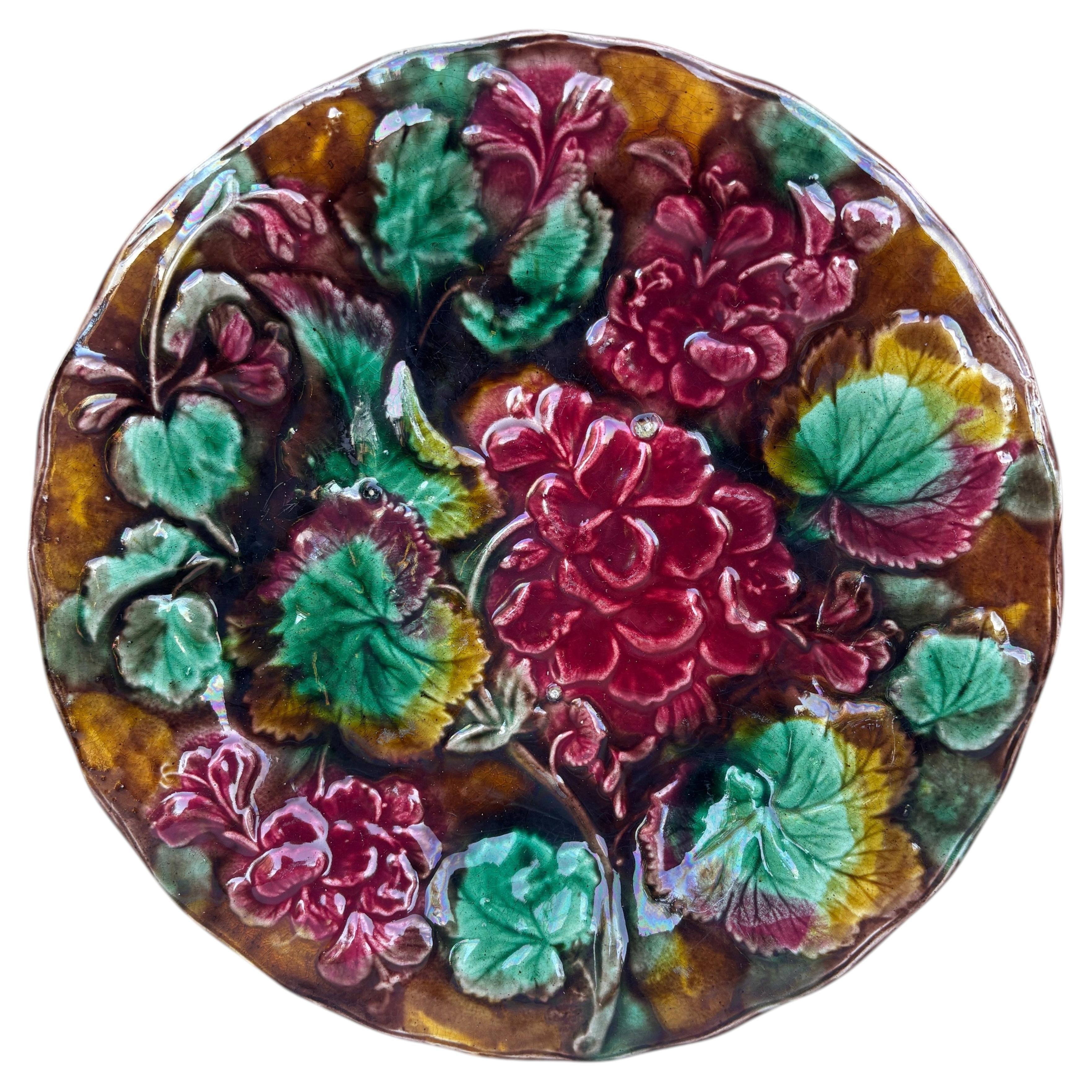 Assiette anglaise en majolique représentant un géranium, vers 1880 en vente