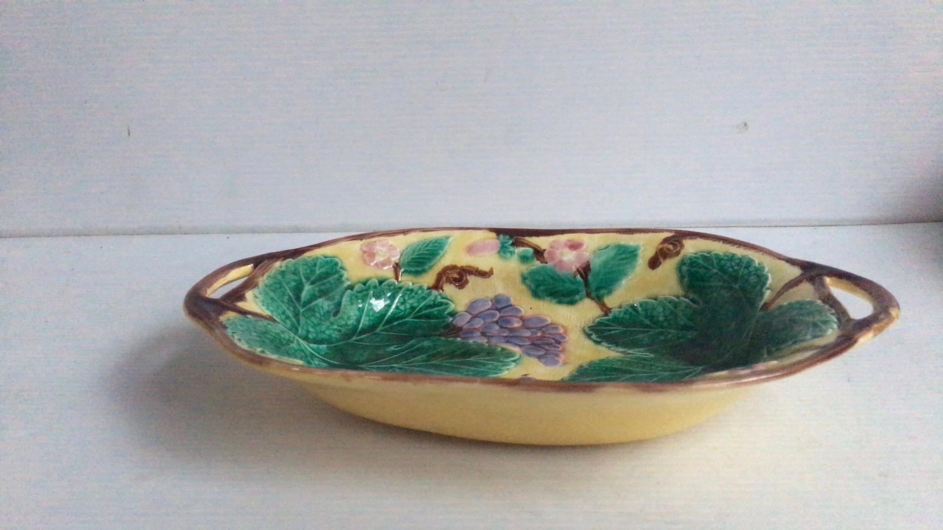 English Majolica Grapes Handled Platter Wedgwood, circa 1900 In Good Condition In Austin, TX
