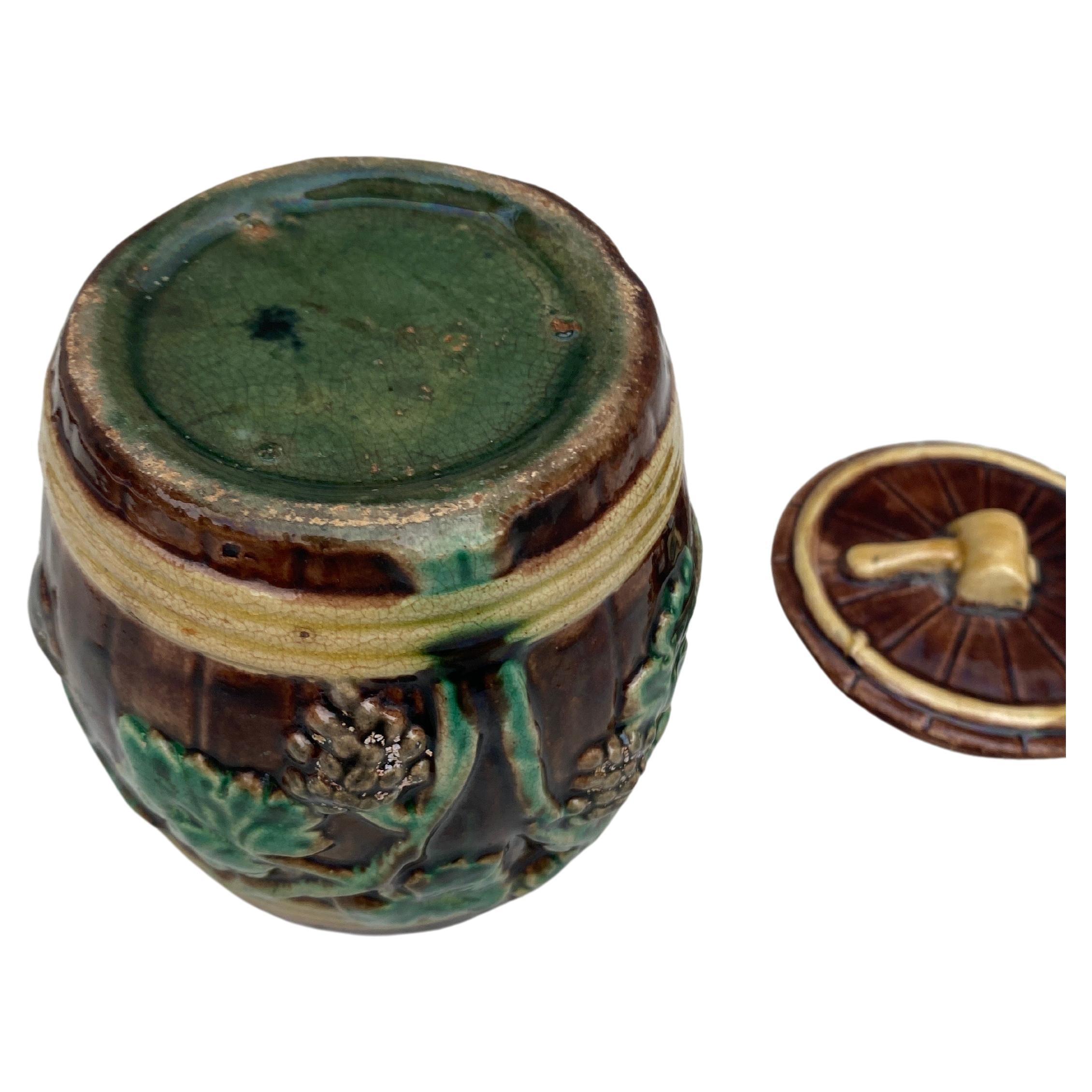 English Majolica Grapes Leaves Tobacco Jar circa 1890 In Good Condition For Sale In Austin, TX