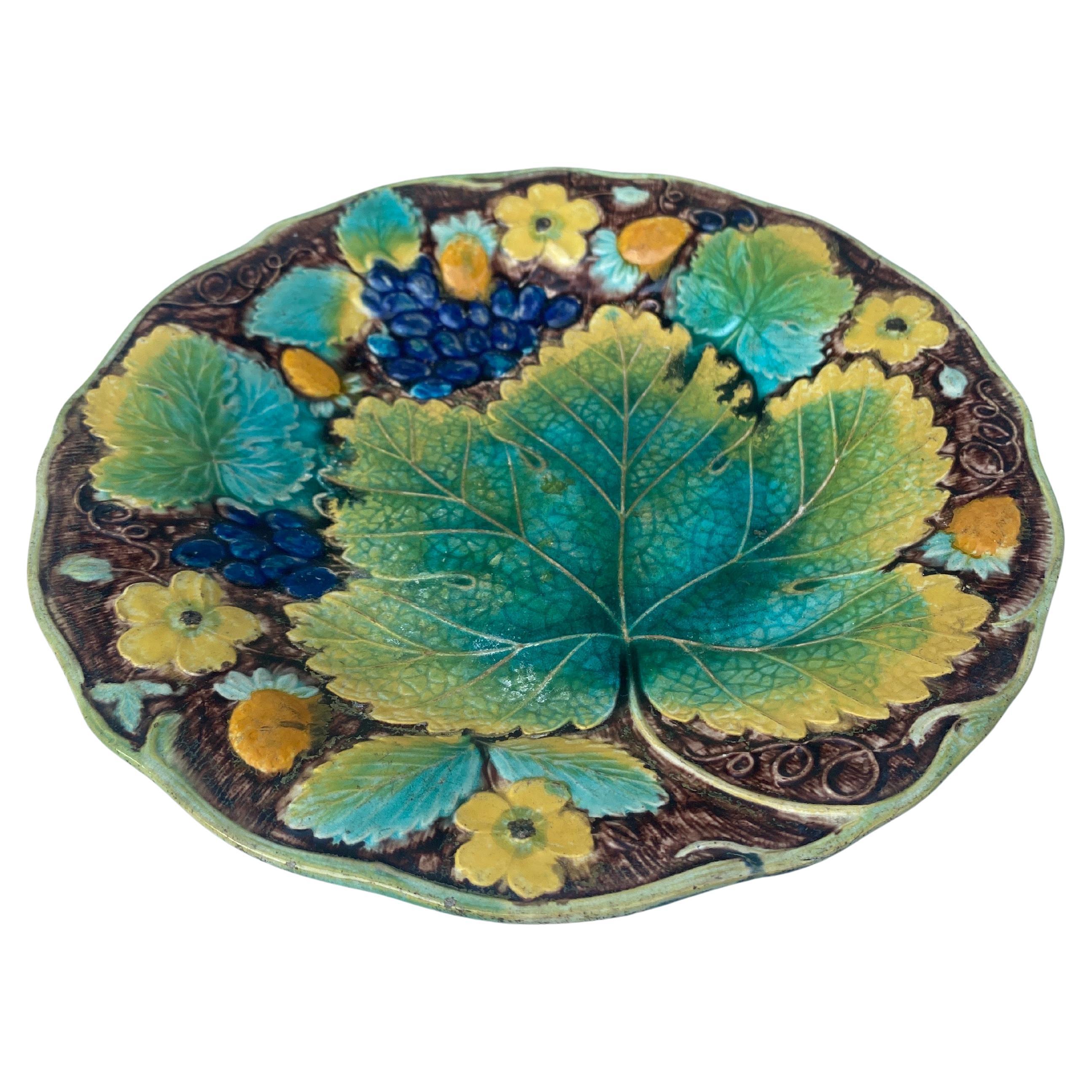 Piatto d'uva in maiolica inglese firmato Samuel Alcock Circa 1880
Raro piatto decorato con uva e fragole.