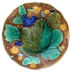 Assiette à raisins et fraises en majolique anglaise, vers 1880