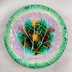 English Majolica Green Rimmed Round Begonia Leaf Plate, circa 1870-80
