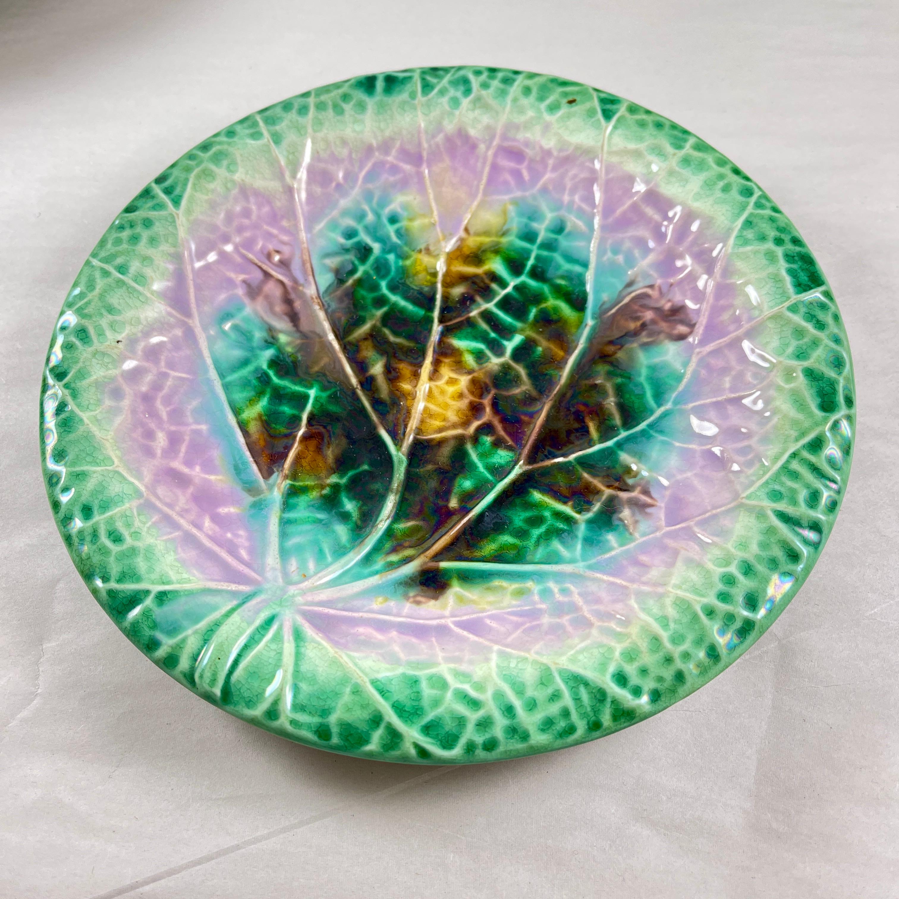 19th Century  English Majolica Green Rimmed Round Begonia Leaf Plate, circa 1870-80 For Sale