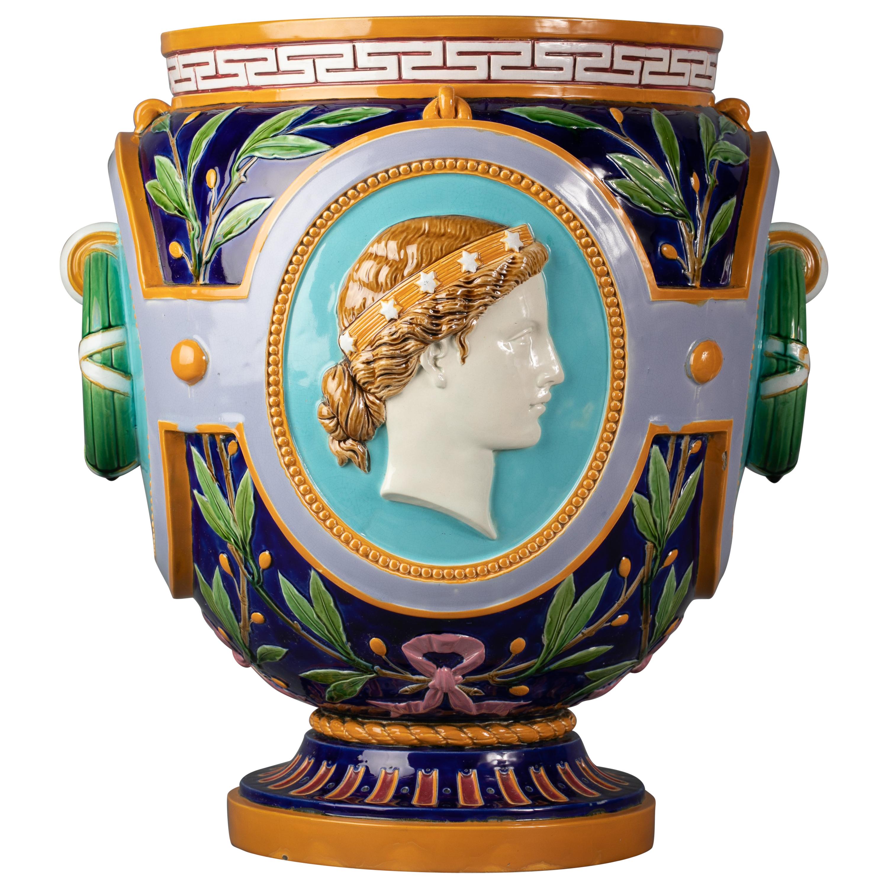 Jardinière en majolique anglaise, Minton, datée de 1870