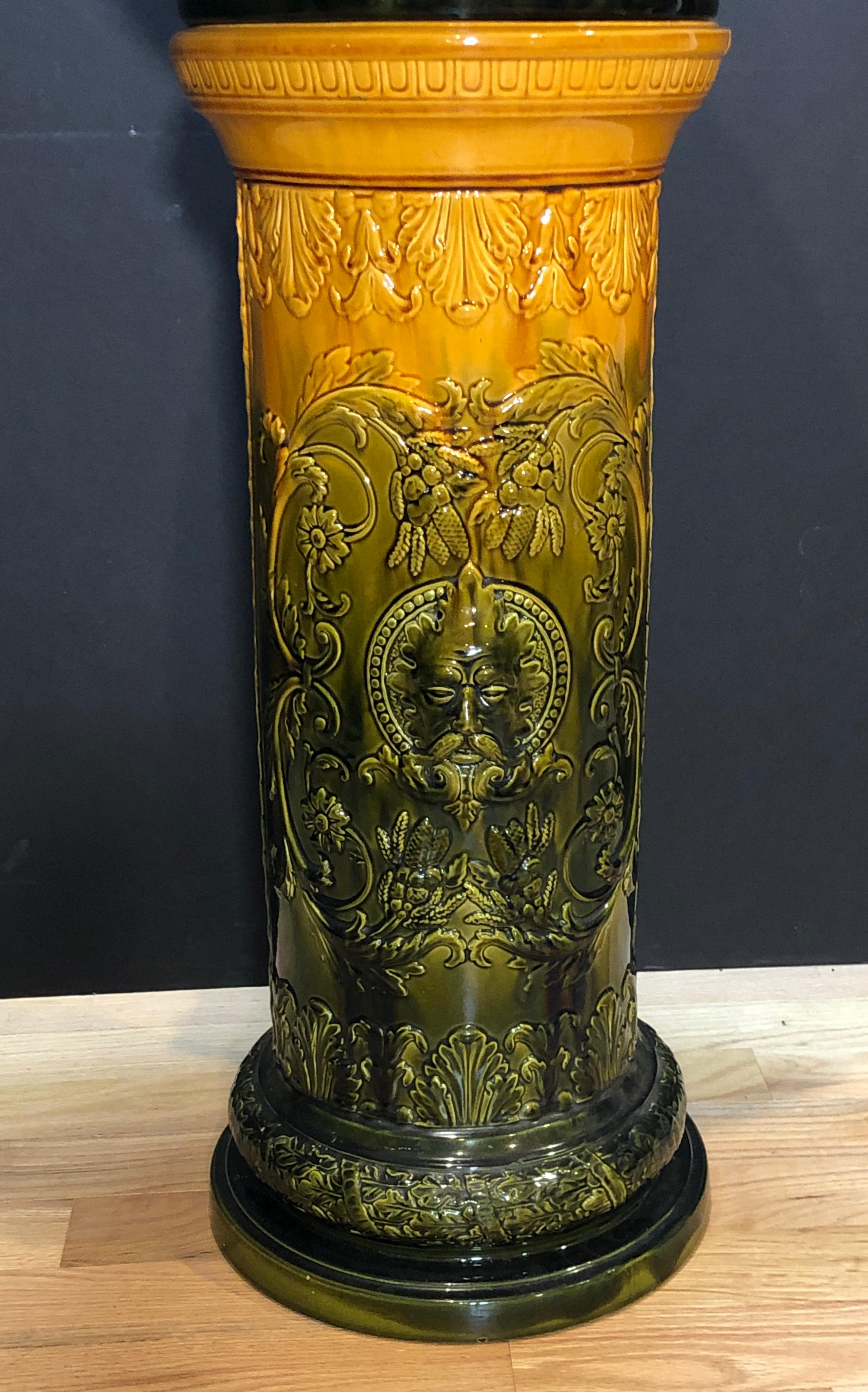 Impresionante jardinera inglesa de mayólica sobre pedestal Inglés en venta