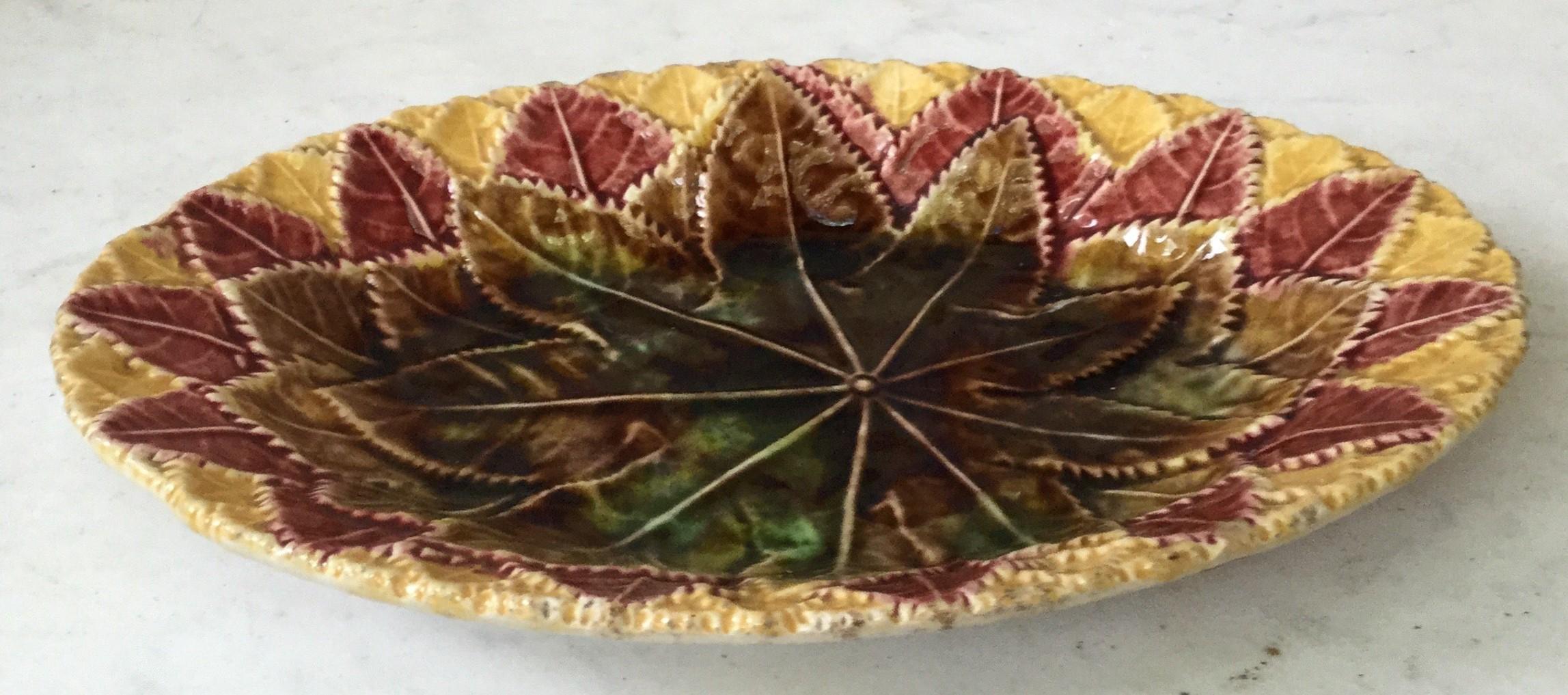 English Majolica Leaves Oval Platter, circa 1890 In Fair Condition In Austin, TX