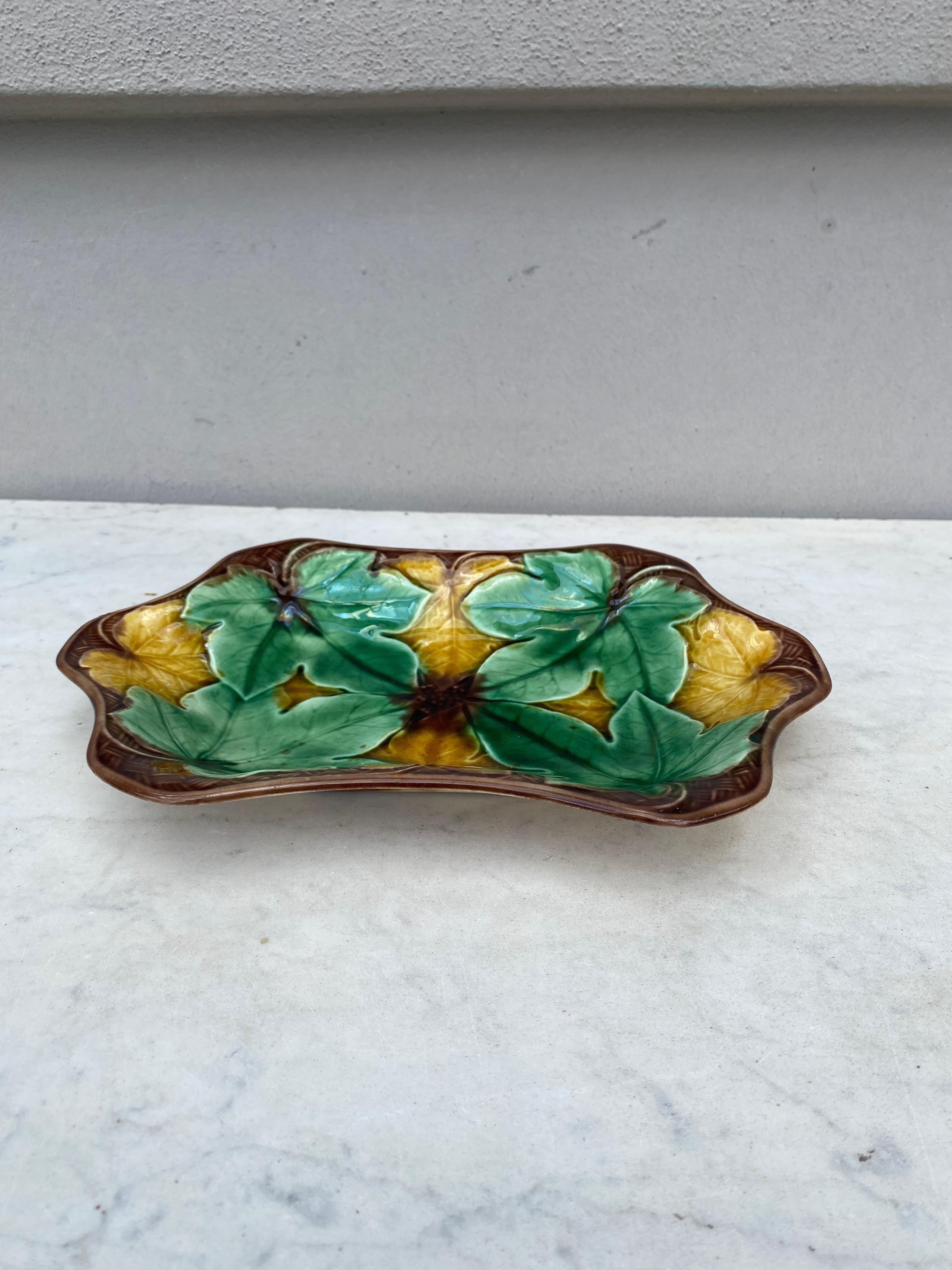 English Majolica Leaves Platter Wedgwood, circa 1880 In Good Condition For Sale In Austin, TX