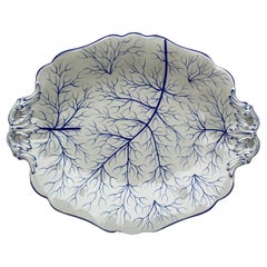 Assiette ovale en majolique anglaise bleue et blanche, vers 1890