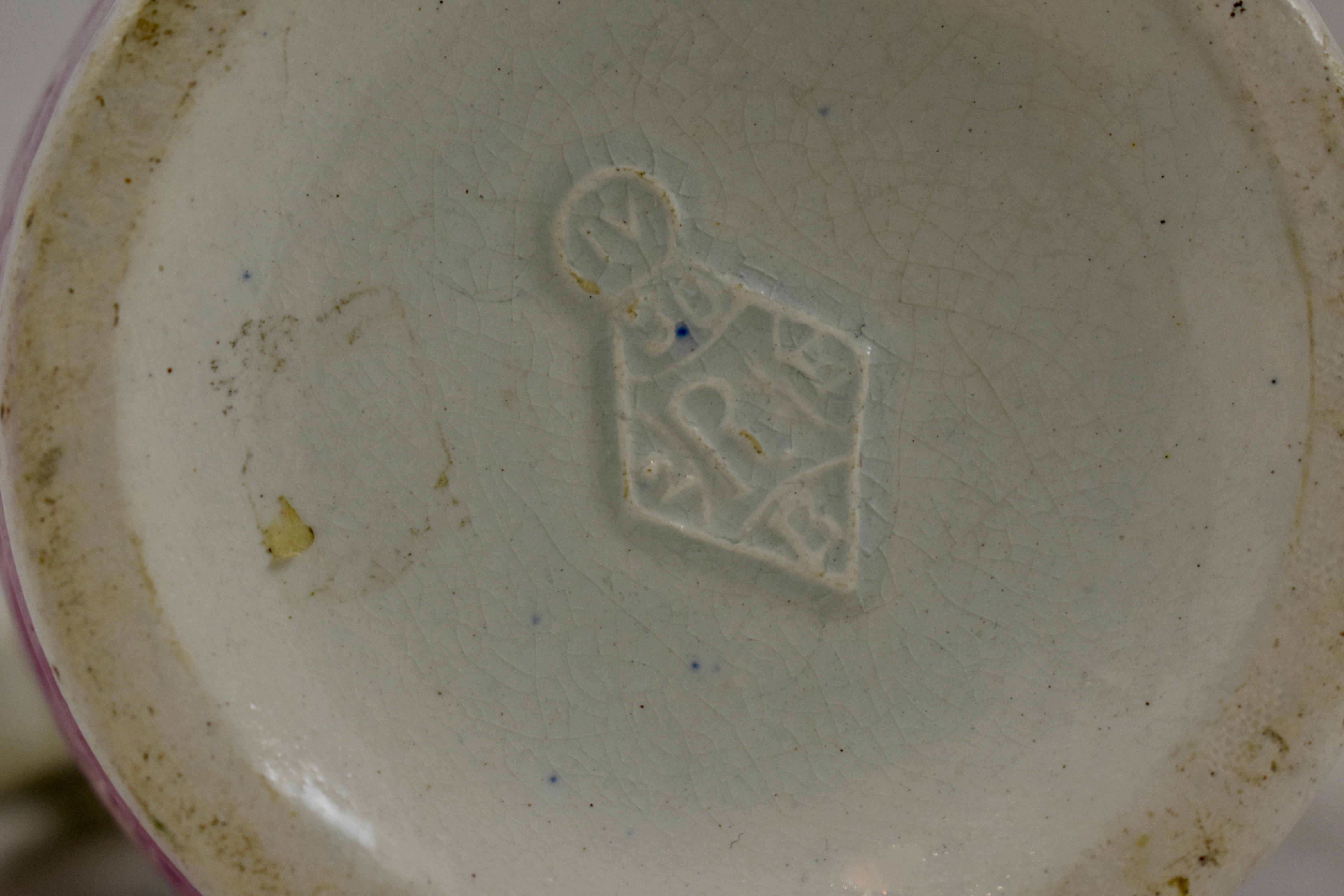 Enoch Wedgwood Jarra para jarabe de estaño con tapa de mayólica King Charles Spaniel en cesta en venta 8