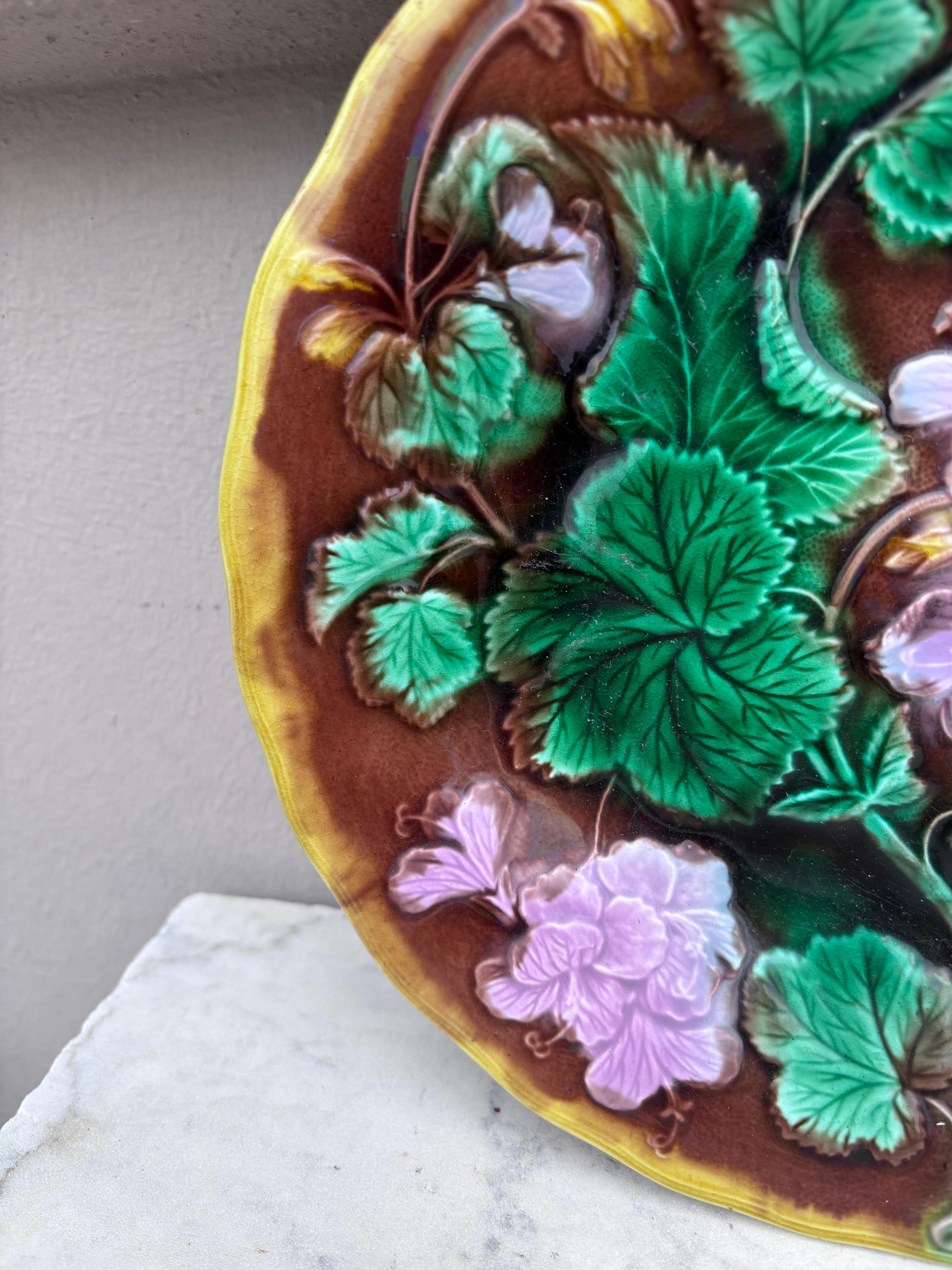 Plato de mayólica inglesa Geranio rosa, hacia 1880 Inglés en venta