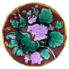 Assiette à géranium rose en majolique anglaise, vers 1880