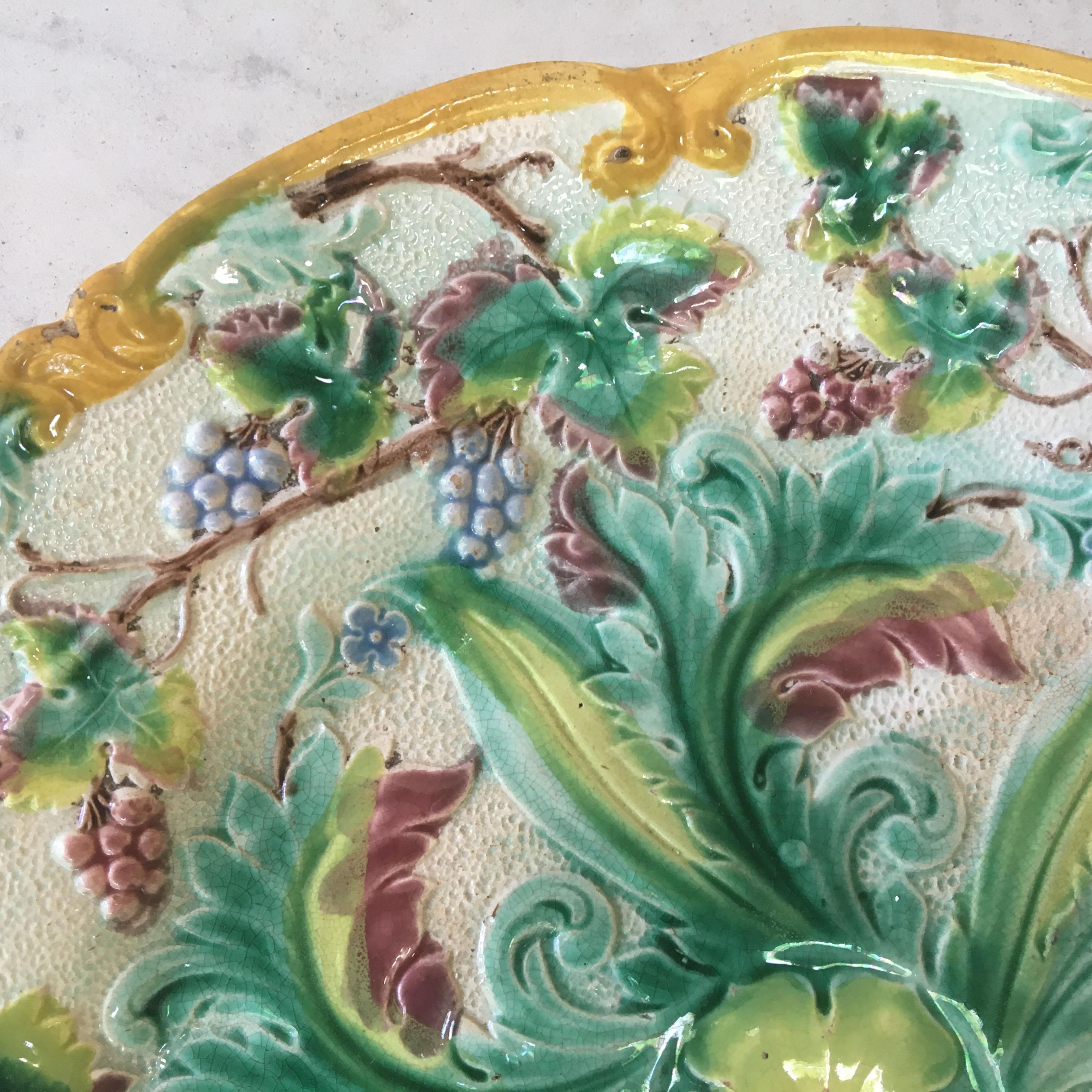Fine English Majolica plate with grapes and acanthis leaves on the centre, yellow border, circa 1880.
