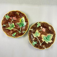 Assiettes « Majolica » à motif de feuilles rustiques sur écorce, lot de deux