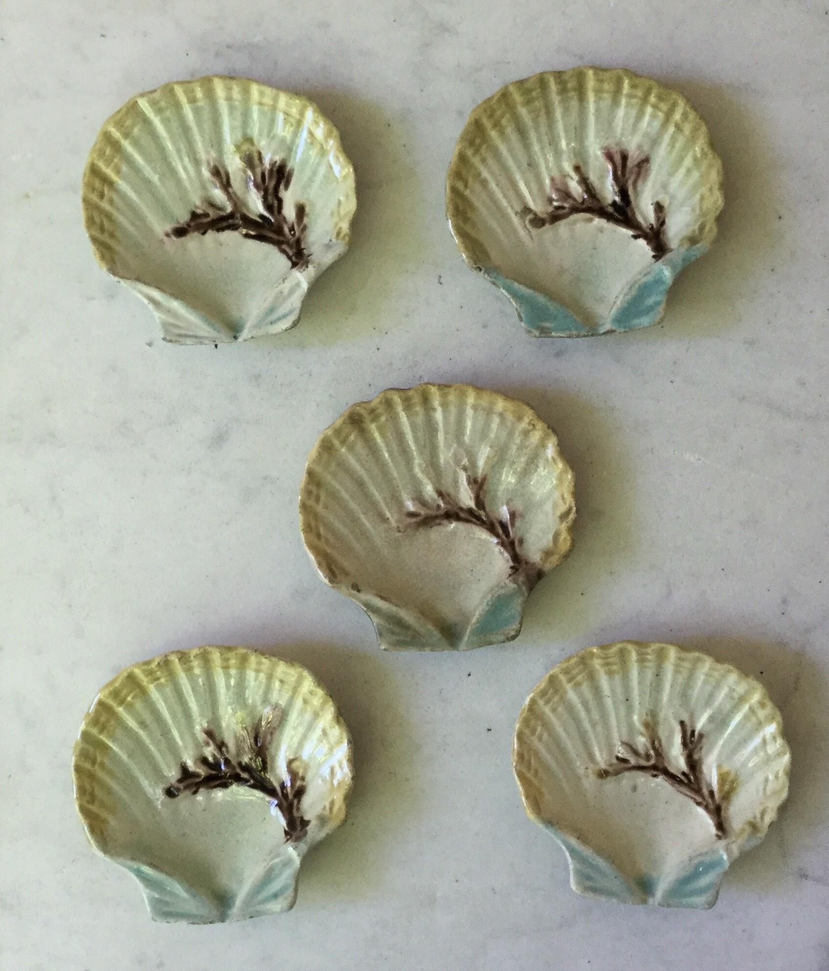 English Majolica Shell Butter Pat, circa 1880 In Good Condition In Austin, TX