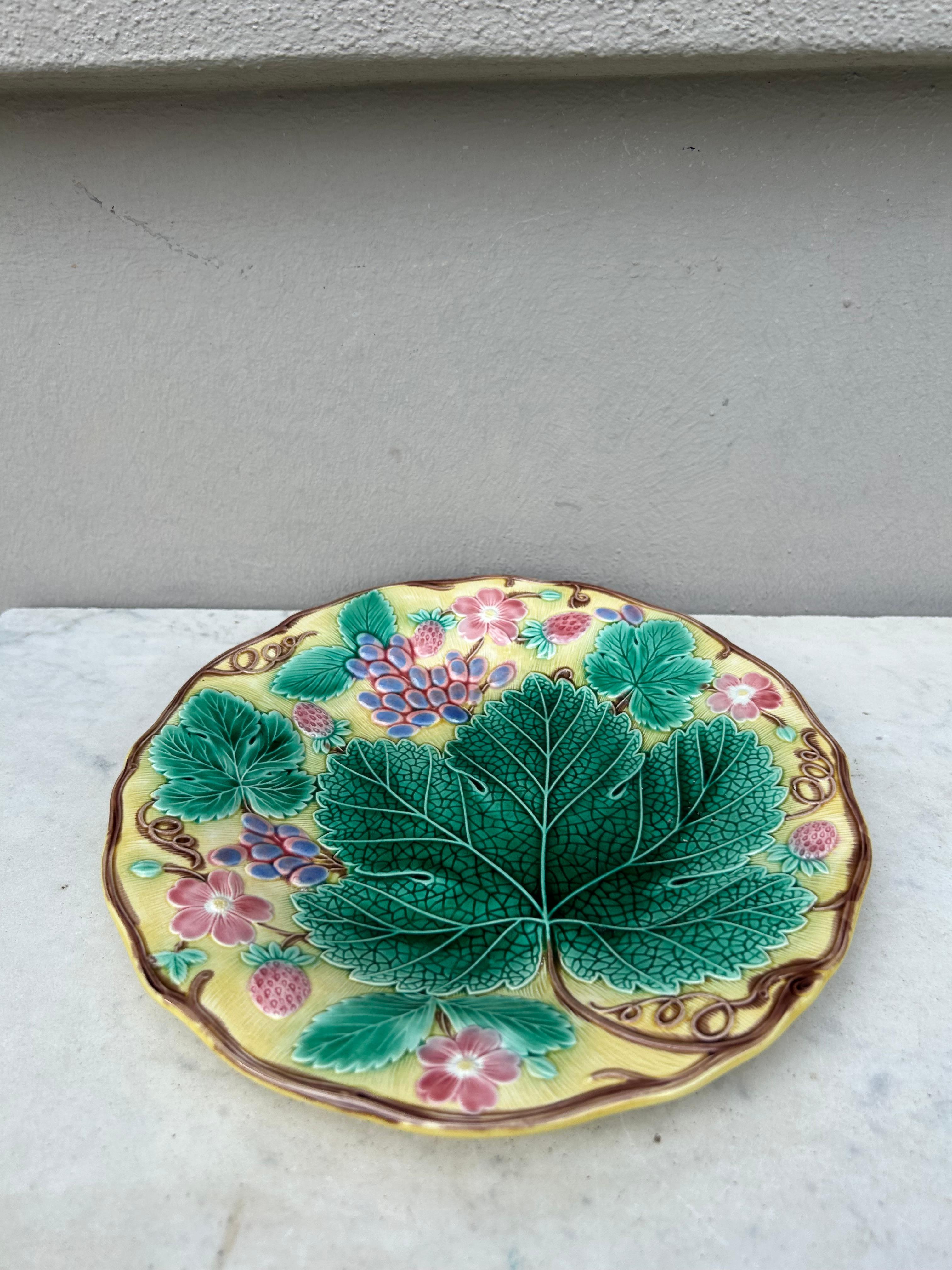 Majolica strawberry plate signed Wedgwood.
Diameter / 8.8 inches.
