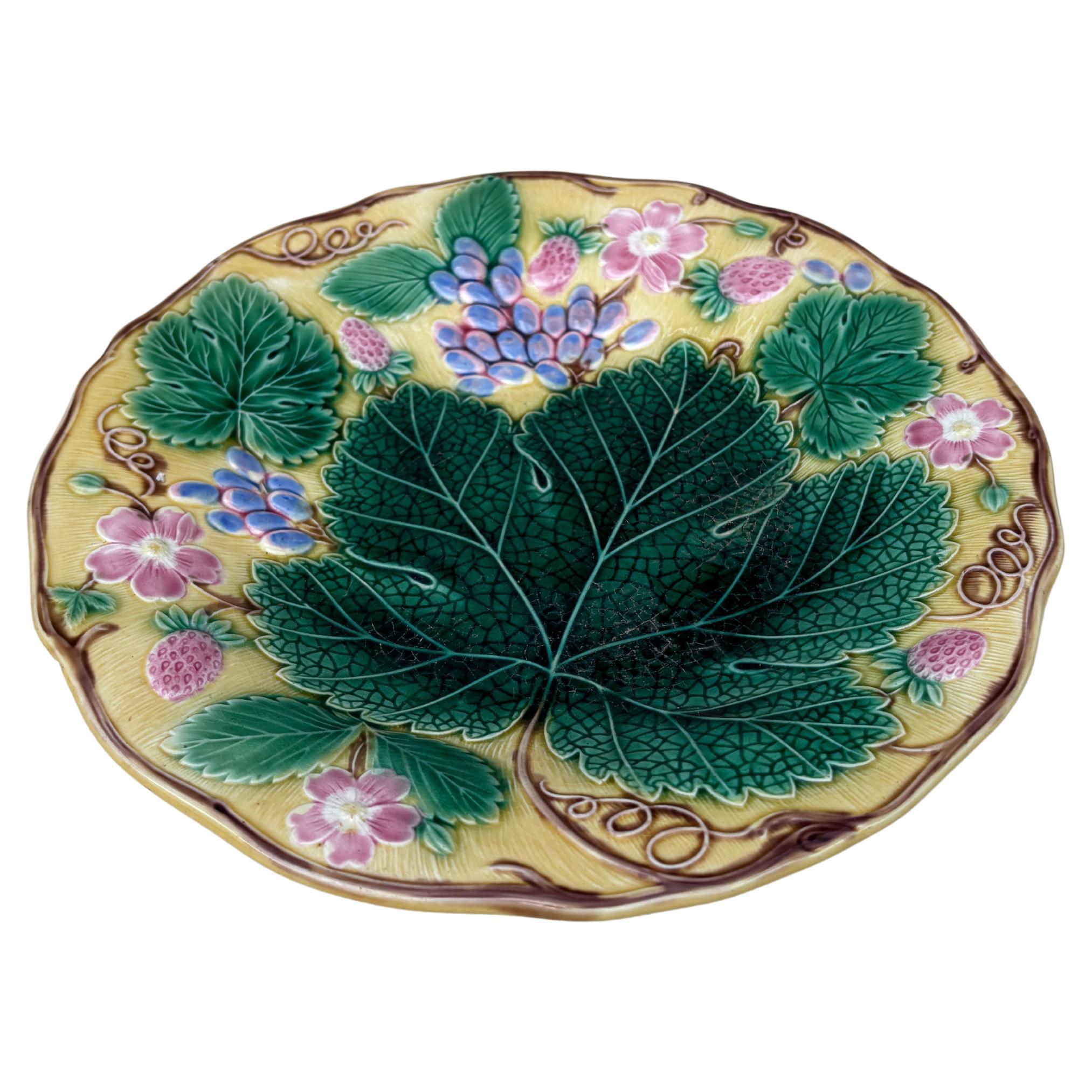 Majolika-Erdbeerteller signiert Wedgwood.
Durchmesser / 8,8 Zoll.
Abplatzungen auf der Rückseite, ein Haaransatz.